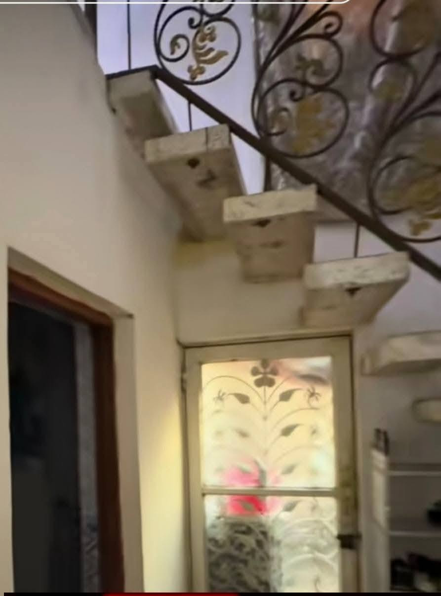بيت  200 م طابو زراعي سند ٢٥ بي معاملة تطويب موقع ممتاز خلف الاقسام لداخلية لكلية لطب ركن على شارعين بناء طابقين بي ٤ غرف نوم ٢ صالات 3 حمامات واستقبال 8امتار بناء طابوق وصب مسلح وسيراميك و السعر مناسب فقط واجهيه البيت عايزه لبخ العنوان نهايه حايط القسام الداخليه لكليه الطب مقابله البيت واجهيه 10 نزال 20 شارع
 10م السعر 105 بي مجال
 *********** اي استفسار
