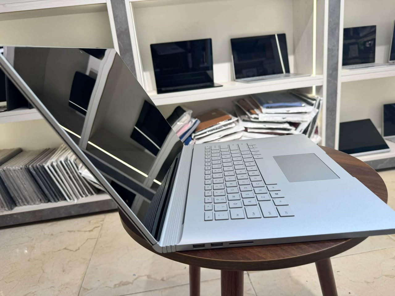 🔥 Surface Book 2 – 15 Inch 🔥
💻 جهاز Surface فخم يجمع بين التصميم والأداء القوي!

⚡ Intel Core i7
🧠 RAM 16GB
💾 SSD 1TB
🎮 NVIDIA GeForce GTX 1060 – 6GB 🔥
🖥️ شاشة 15 إنش 4K ✨
👆 شاشة لمس عالية الدقة
🔄 شاشة قابلة للفصل وتحويل الجهاز إلى Tablet

🎯 مناسب لـ:
🎮 الألعاب
🎬 المونتاج والتصميم
🏗️ برامج الهندسة
💻 البرمجة والعمل الاحترافي
📚 الدراسة والاستخدام اليومي

🖤 تصميم فخم + شاشة 4K + كرت شاشة 6GB = جهاز مميز جداً

📍 Techno Master – تكنو ماستر
📦 توصيل لجميع المحافظات العراقية
🛠️ فحص الجهاز وضمان المكتب

📞 ***********
📞 ***********
📞 ***********

#SurfaceBook2 #Surface #MicrosoftSurface #GTX1060 #4K #Corei7 #GamingLaptop #Laptop #TechnoMaster #تكنو_ماستر #لابتوبات #سرفس #الموصل #العراق
