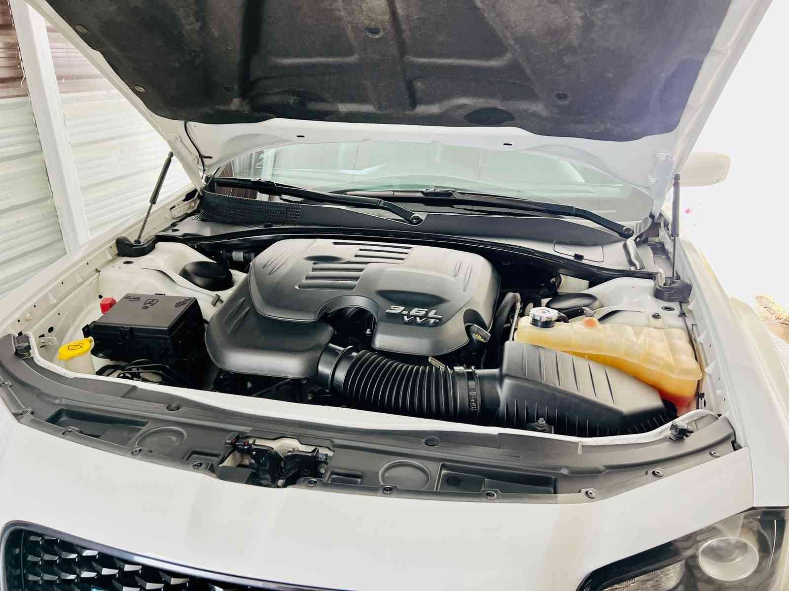 سلام عليكم 

*للبيع كرايسلر C300 S اوباما موديل 2023 🔥👑*

سيارة فول مواصفات ونظافة تخبل

سيارة كندية  

*المواصفات العامة: 
- الموديل: 2023 فئة S
- الممشى: 63 ميل 
- المحرك: 3.6 لتر 6 سلندر 
- الكير: اوتوماتيك 8 سرعات + شفتات ستيرن
- اللون: ابيض - داخل اسود ملكي
- الحالة: مكفولة كفالة عامة من الصبغ والضربة  والتبديل - بدون اي ملاحظة

*المواصفات الكاملة فئة S:*
- فتحة سقف بانوراما
- بصمة تشغيل + تشغيل عن بعد
- ويل S اسود رياضي بلادي قياس 20
- لايت زنون + LED نهاري + كشافات ضباب
- شاشة كبيرة لمس + كاميرا خلفية + حساسات
- كراسي جلد اسود + تدفئة + كهرباء
- تحكم ستيرن كامل + مثبت سرعة
- تبريد شاشة دجتل قطعتين ثلج 
- السيارة بعدها بنايلون الشركة من الداخل

السيارة مكفولة فحص بالسونار والكمبيوتر  وين مال تاخذها، سيارة جديدة بمعنى الكلمة

*مكان _ ذي قار 

*الاستفسار  ***********
