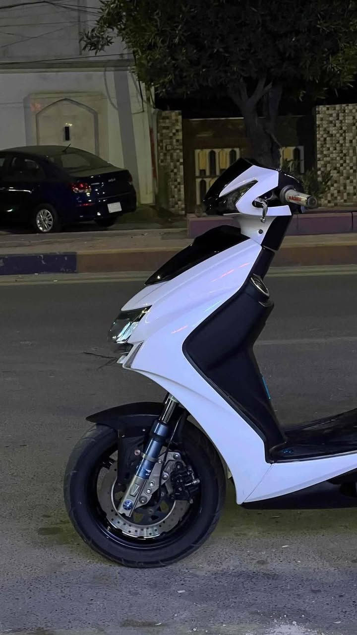 السلام عليكم سكنس شمعة x5 للبيع مكينة بلادية كهربائيات كلهة شغالة بيهة تزويد صدر امامي وكلجات وصالنصة وجاملغ امامي ويدات بريك ويدات بانزين نقصهة بس بكلايت محترك مكاني بغداد الشعب السعر عل خاص ***********
