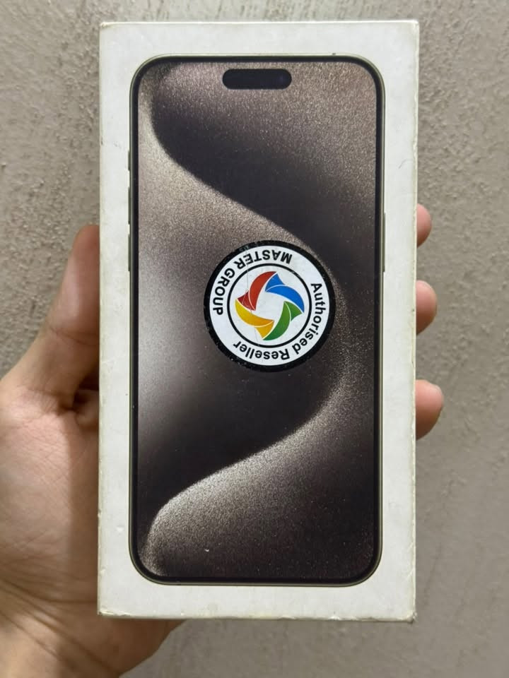 Iphone 15 Promax (ماستر شرق اوسط) ، وتر بروف ما مفتوح
السلام عليكم عندي ايفون 15 بروماكس(ProMax) ذاكرة 256 
، (يقبل خط سيم كارت + Esim) , ماستر شرق اوسط AAA (لا تقارنه بالبالة الي مفتوح ورافعين بطاريته وهو موجود باغلب المحلات) ، لون التيتانيوم المميز 
-جهاز وتر بروف ما مفتوح بي برغي ، نظيف جدا شخط واحد مابي واذا تريد صور اضافية راسلني واني حاضر
-كارتونته الاصلية موجودة (وبيها رقم IMEI مالته وكل شي اصلي) + انطيك وياه سلك
-بطارية 84% حقيقية ما ملعوب بيها ، نزولها بطيئ (مدة امتلاكي للجهاز 10 اشهر  خلالها نزلت فقط 4‎%‎ وعندي وصولات قديمة بهل شي)
السعر 990 الف وبي مجال بسيط مال جيه
المكان بغداد - حي الجهاد ، تفضل يمي وكلب الجهاز على راحتك منا للصبح
للتواصل او استفسار *********** موجود واتساب او رصيد
