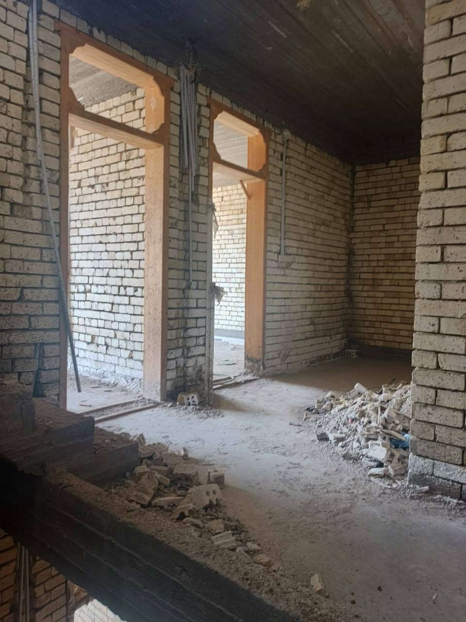 السلام عليكم بيت نصر مهندسين بالشريط 100 متره بيت هيكل يحتوي على مطبخ واستقبال واربع غرف السعر 230$ واتساب***********
