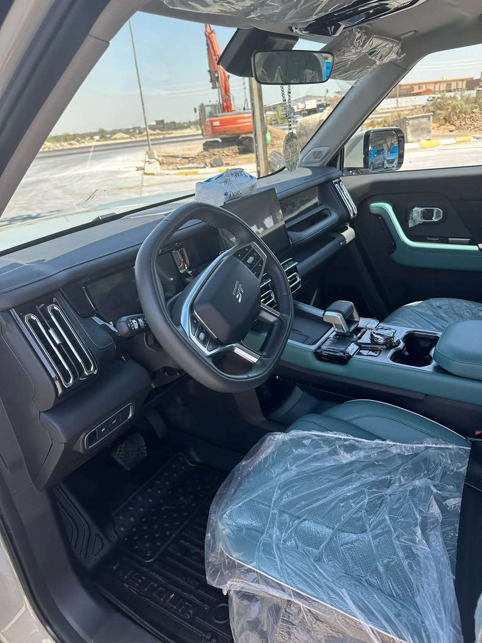 – JETOUR T1 2026  -     فئة Comfort 2.0L 8AT
•   🛣️  المسافة المقطوعة   1700 قابل للزياده

------------------------------------------------------------

✅ المواصفات :

• القير: 8 سرعات أوتوماتيكية 8AT
• نظام الدفع: دفع أمامي
• القوة الحصانية: 254 حصان
• العزم: 390 نيوتن.م
• استهلاك الوقود: 8.1 لتر لكل 100 كم
• كاميرات محيطية 360°
• نظام مراقبة النقطة العمياء
• حساسات اصطفاف كاملة
• نظام المراعي للوقوف الأوتوماتيكي (Autohold)
• نظام التحكم بنزول المنحدرات
• نظام مساعد لصعود المرتفعات
• نظام مكابح مانعة للانغلاق ABS
• نظام التحكم بالثبات ESC
• وسائد هوائية أمامية وجانبية
• رنجات ألمنيوم قياس 19 إنش
• شاشة وسطية قياس 12.8 إنش
• شاشة عدادات رقمية قياس 10.25 إنش
• دعم أبل كاربلاي وأندرويد أوتو
• مثبت سرعة
• مقصورة جلد فاخر
• المقاعد الأمامية كهربائية
• تهوية وتدفئة للمقاعد الأمامية
• الإضاءة الأمامية والخلفية LED
• صندوق كهربائي بلمسة
• شاحن هاتف لاسلكي
• وضعيات قيادة متعددة
• نظام الدخول الذكي (بصمة)
• مسند يد (كونسول) أمامي
• فلتر تنقية هواء N95
• نظام مراقبة ضغط الإطارات

🛠️ الضمان

• الضمان الأساسي: 6 سنوات + عداد كم مفتوح
• ضمان المحرك: 10 سنوات أو 1,000,000 كم

الاستفسار الاتصال 
***********
