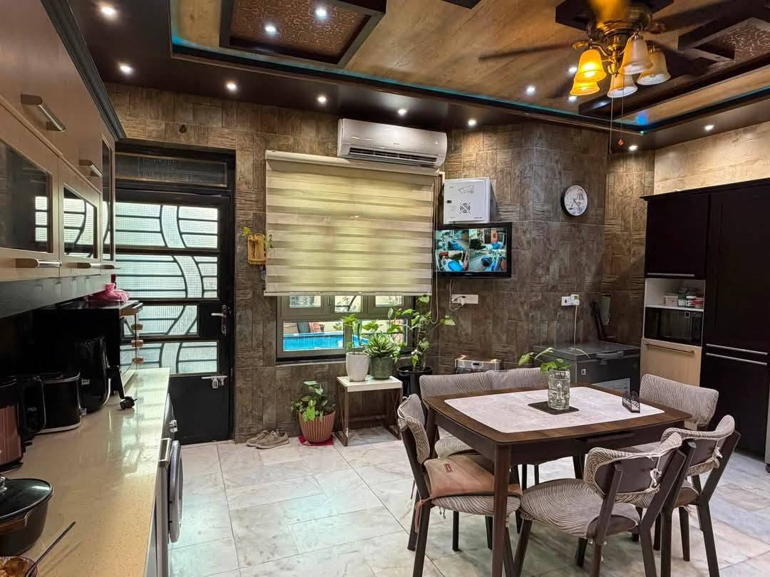 🏠 / دار للبيع مساحه ٢٣٠ م طابو صرف 

            واجهه ١٠.٥ م / نزال ٢٢.٥ م 

🧱 بناء حديث درجه أولى 

الطابق الاول / مطبخ . أستقبال . هول . غرفتين . مجمع صحيات . كراج . حديقه 

الطابق الثاني / ٣ غرف . هول . مجمع صحيات

🌎 الموقع / المحاربين قريب جدآ من شارع ٦٠ ( موقع مميز )

للأستفسار أكثر مراجعة مكتب 
عقارات أراضي بابل الخضراء للمقاولات العامه والتصاميم الهندسية 
شارع ٦٠ .. عمود ٣٠٠ .. مقابل أستدارة علي بقلي 
الشيخ حازم 
وسام محمد 
أبو حيدر / *********** حلة, بابل
