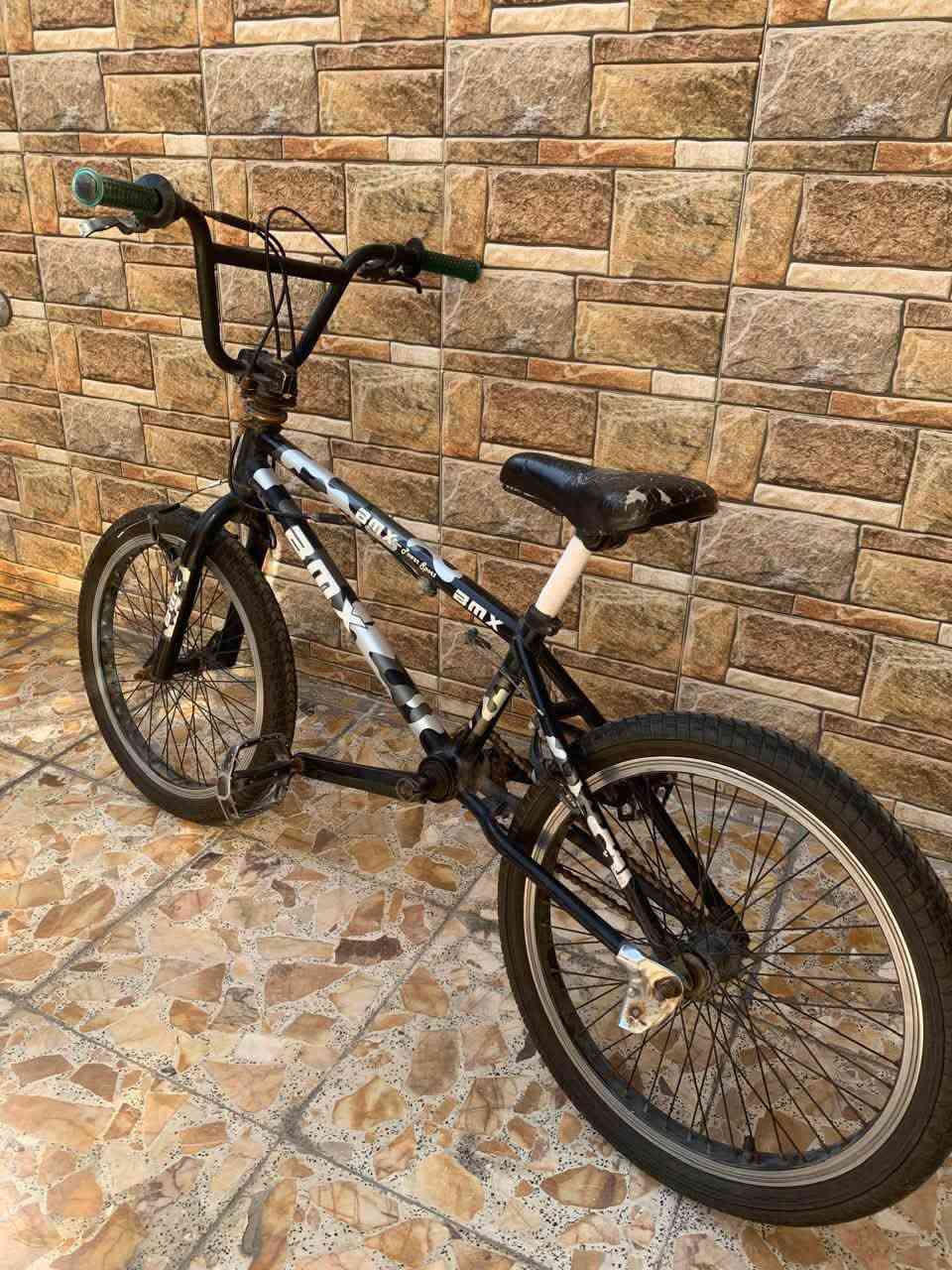 سلام عليكم بايسكل بي ام اكس (BMX) معروض للبيع السعر 100وبي مجال المكان بغداد البلديات اليو ان شارع 30 
للستفسار ***********
