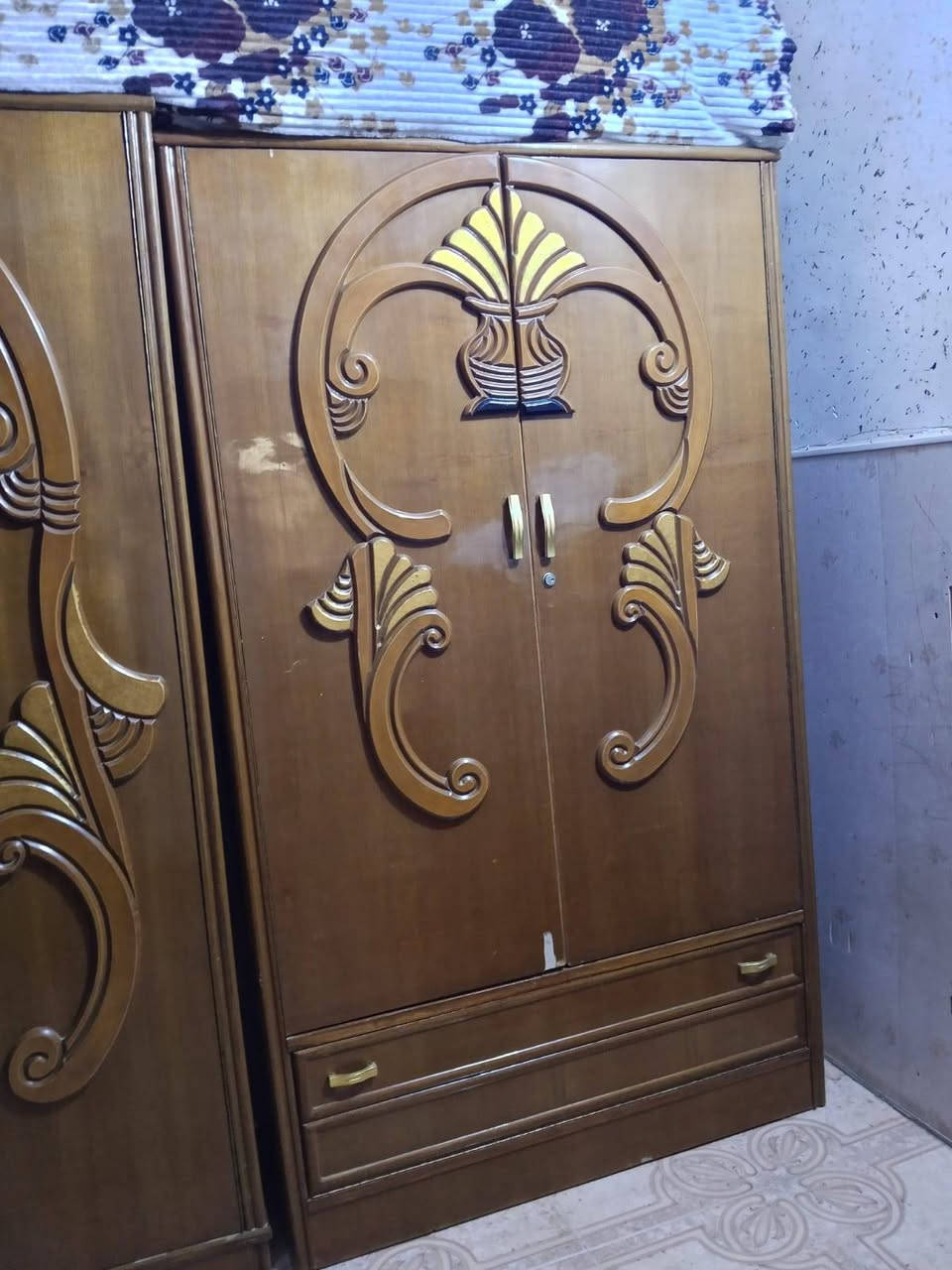 السلام عليكم 
غرفه تفصال نجاره مضبوطه وسويتها بثلاث ملايين وميتين قسماً بالله ام الست ببيان كامله وخير من الله واريد أبيعها لان عندي بناء واريدها بمليون ونص بنادر الثانيه ورقمي ***********

