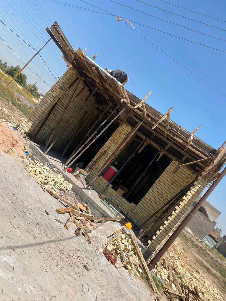 مفاجأة🌹
اقرأ الأخير واختار الي يناسبك
بيت العائلة تبني بعروض مخفضة اسعارنا تنفسيه من العالميه للمقاولات

1-عرض هيكل ب(180) ب (200 )ب (220)الف للمتر الواحد
2- عرض بيت كامل تسليم مفتاح (400) للمتر الواحد المناور لاتحسب في المتر 
💯💯💯💯💯💯
عرض تسليم مفتاح بسعر (400) الف دينار للمتر 

اولاً/ ورفع انقاضه وتسوية الارض وتهيئتها للبناء.

ثانياً / ارتفاع الدار
1. الطابق الأرضي (310 سم )
2. الطابق الثاني والثالث  (300 سم)

ثالثاً / مواد البناء
1. الطابوق جمهوري .
2. الاسمنت نوع جيد.
3. الرمل والحصى المغسول.
4. حديد تسليح عراقي نوع FFخاضع للفحص 

رابعاً /
1. تعديل الارض-
2. قشط وتسوية الأرض.
3. فرش تراب والسبيس(20)سم .
4. معالجة الأرض بمادة الكلوردين.
5. فرش طبقة من النايلون الزراعي
6. الصب:-
• الرفت: للبناء الفعلي بارتفاع 30 سم
• الاسس الشريطية: للأسيجة 
• البتلو- 10 سم

خامساً / الابواب والشبابيك
1. الابواب
• الباب الخارجي- حديد
• باب الاستقبال - قاصه
• ابواب الغرف- تركي اوخشب  صاج 
• ابواب الحمامات - المنيوم 
• ابواب المناور والترك البيتونه والمطبخ – الحديد.
2. الشبابيك
• فريم حديد والمقطع (P.V.C) مع عمل كتيبه حمايه بسعر (30) الف دينار للمتر المربع الواحد.

سادساً/ صب السقوف:- بالكونكريت الجاهز بمقاومة انضغاط (35 mpa)

سابعاً / المجاري
تتم المباشرة فيها من البنى التحية  وتتضمن:-
1- بوري حجم اربعه  انج نوع الامل الشريف او البركة.
2- تثبيت المنهولات واغطيتها 
3- ايصال انابيب تصريف الحما مات ومرفقاتها.
4- ايصال انابيب تصريف مياه الامطار من السطوح والمناور. 

ثامناً / اسالة الماء
1- نوع البوري ومواصفته / كوي تركي.
2- نوع الخلاطات  والحنفيات/ تركي. 

تاسعاً / الكهربائيات .
1- السويجات والبلكات نوع اديسون .
2- نوع السلك - نحاس 

عاشراً / السلالم ( الدرج )
1- نوع بناء السلالم / كونكريت مكسر. 
2- نوع بآيات السلالم / تركي  للبأيه والمراية.
3- نوع محجرات السلالم/ المنيوم.

الحادي عشر/ اللبخ والابياض / عمل بالمساطر كل (80) سم .

الثاني عشر / الارضية /الطابق الارضي والاول والبيتونه  بورسلين او كلشي عن لايزيد سعر المتر عن (9 الف ) الف دينار
الحمامات – سيراميك / هندي او يراني 
 المناور- ( حسب نوع  الأرضي )

الثالث عشر / جدار الحمامات والمطابخ
1- الحمامات-  هندي درجةاولى لسعر المتر ٩ الف
2- المطبخ -هندي درجه اولى لسعر المتر ٩ الف 

الرابع عشر / السطوح 
1- الاشتايكر
2- ملحقات الاشتايكر
3- فلانكوت طبقتين _ زفت _ الزميج _
   الخامس عشر / 
2- نوع الجام - 4 ملم حسب الاختيار.
 السادس عشر / الواجهات-(تحدد بعد التصميم)

هذه المواصفات تنجز بسعر(400)
دينار للمتر المربع الواحد ( ذرعة هندسية )

للتواصل زيارة مكتبنا العدل داخل مثلث الذهبي قرب جامع كامل العبود 

او الاتصال على احد الارقام التالية

***********
***********  
***********
