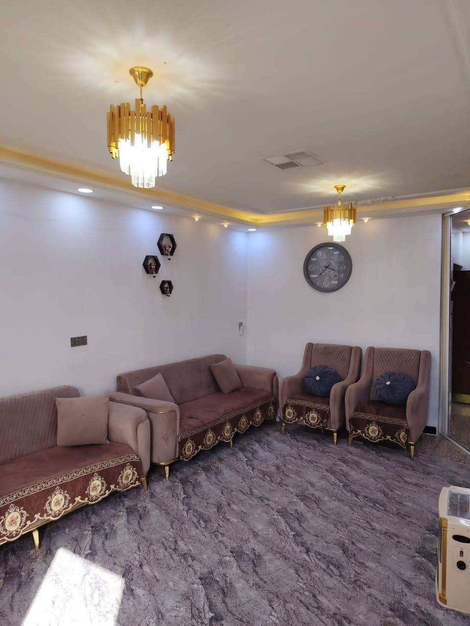 سلام عليكم البيت للبيع  مساحه 140 واجه ٧ / منطقه واحد اذار قرب قوس قزح دوميز
شارع 20 طابقين   يتكون غرف نوم 2 +استقبال +مطبخ +صحيات غربي شرقي عدد 2+سرداب ارضي حديقه داخليه وخارجيه  معه كراج سقوف  مغربي  نضام تبريد مركزي سيراميك مطبخ صحيات مطبخ حار بارد
سعر 190 معه المجال
الاستفسار / *********** +***********
