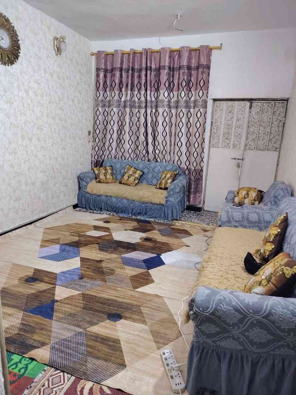 سلام عليكم بيت للبيع تجاوز صب مسلح الصطح والبيتونه شتايكر  مساحه100متر النزال20الواجه5 يحتوي عله تواليت خارجيه واستقبال معزوله ممر ومطبخ وحمام وغرفه جوه وترك وغرفه فوك ومساحت درج الستفار اكثر تصل عله رقم ***********
