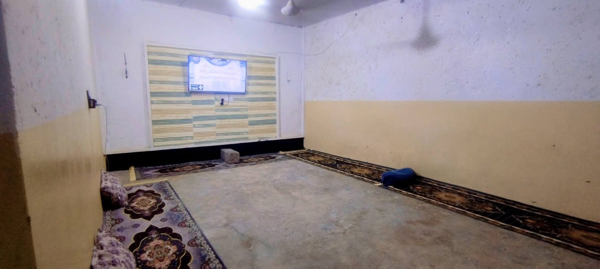 سلام عليكم بيت تجاوز المساحة155تقريباً وجه 8نزال19.
بيه ورقة مال بلدية العنوان ديالى بعقوبة رحمه شارع الصحافية بي غرفتين نوم وصاله ومطبخ وستقبال وحمام  بيت كامل مأسس كهرباء ومي فول بي تانكيات 2ابو ألف ومغسلة 2  كاشي موجود بس جيب مواد وتكشي  السعر 17بيه مجال *********** جيران ذهب صافي الله شاهد
