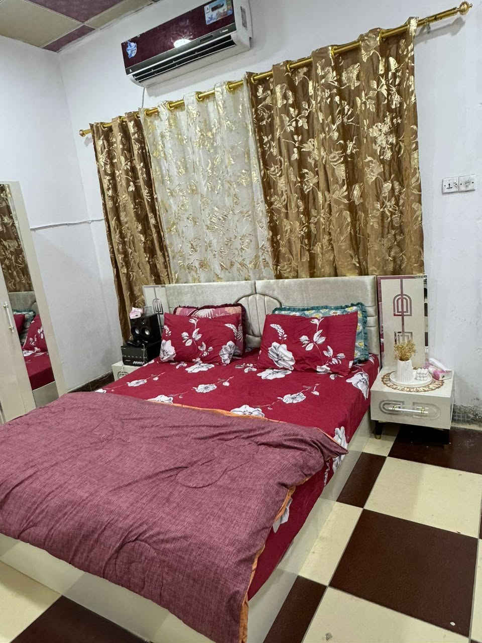 سلام عليكم للبيع غرفه نوم للبيع نضافه 75ب 100المكان البصرة اتصال ***********
