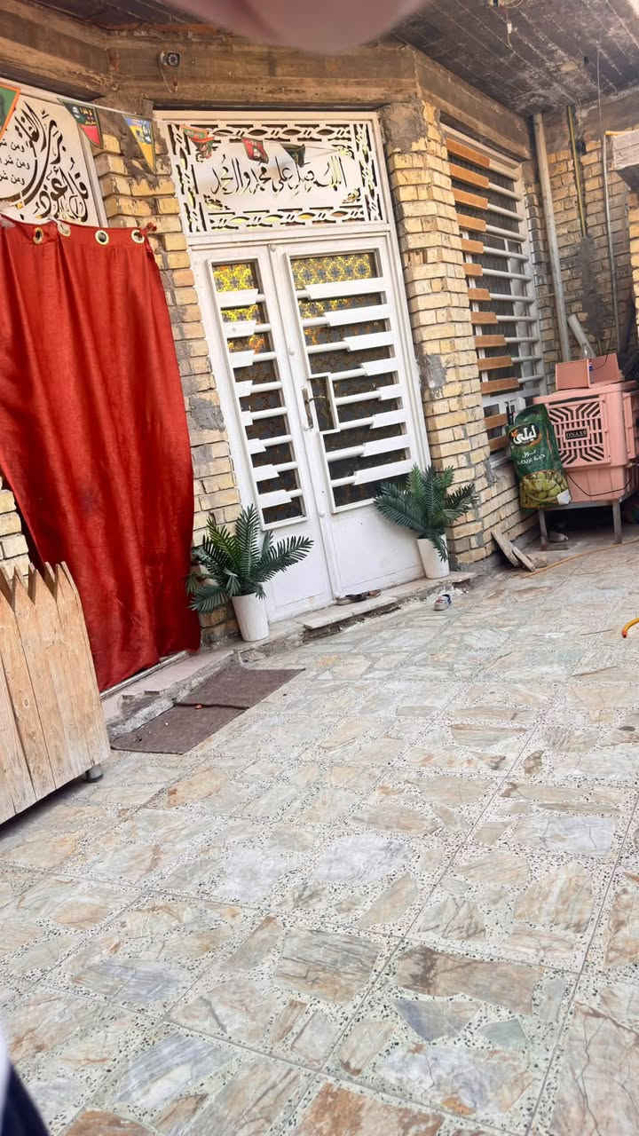 🏠 دار للبيع في الشعلة – قطاع 11 | شارع جامع الجوادين

📢 فرصة مميزة للسكن أو الاستثمار
دار بمساحة 160 م² جنس العقار طابو صرف بأسم شخص وغير مطلوب ، وموقع ممتاز، يصلح للسكن لعائلة كبيرة أو يمكن الاستفادة منه كشقق سكنية.

📐 المساحة: 160 م²
📏 الواجهة: 8 م
📏 النزال: 20 م
📍 الموقع: الشعلة – قطاع 11 – شارع جامع الجوادين، ثاني فرع على اليسار من الشارع العام
🏗️ سنة البناء: 2019

🔹 تفاصيل الدار:

🏡 الطابق الأرضي:
• غرفتان
• صالة عائلية
• استقبال
• حمام شرقي وحمام غربي
• منوران، أحدهما وسطي والآخر خلفي
• الطابق الأرضي بالكامل ديكورات مميزة
• نظام إنارة بثلاثة خطوط منفصلة لمزيد من الراحة والرفاهية

🏡 الطابق الثاني:
• 4 غرف
• صالة عائلية
• حمام شرقي

✨ إجمالي الدار:
• 6 غرف
• استقبال
• صالتان عائليتان، واحدة في كل طابق
• 3 حمامات
• كراج سيارة 🚗
• بيتونة كبيرة جداً
• درج دوّار
• الكهرباء بواري دفن
• الأرضية مرتفعة عن مستوى الشارع بحوالي 75 سم، مما يوفر حماية أفضل من انخفاض مستوى الشارع

💎 مميزات الموقع والتصميم:
✔️ قريب من الشارع العام
✔️ موقع مميز في شارع جامع الجوادين
✔️ مناسب لعائلة كبيرة
✔️ مناسب للاستثمار وتقسيمه إلى شقق
✔️ بناء حديث نسبياً
✔️ تشطيبات وديكورات مميزة في الطابق الأرضي
✔️ بيتونة واسعة جداً

📞 للاستفسار والتفاصيل:
***********

🔑 البيع مباشر من المالك – للجادين فقط.
