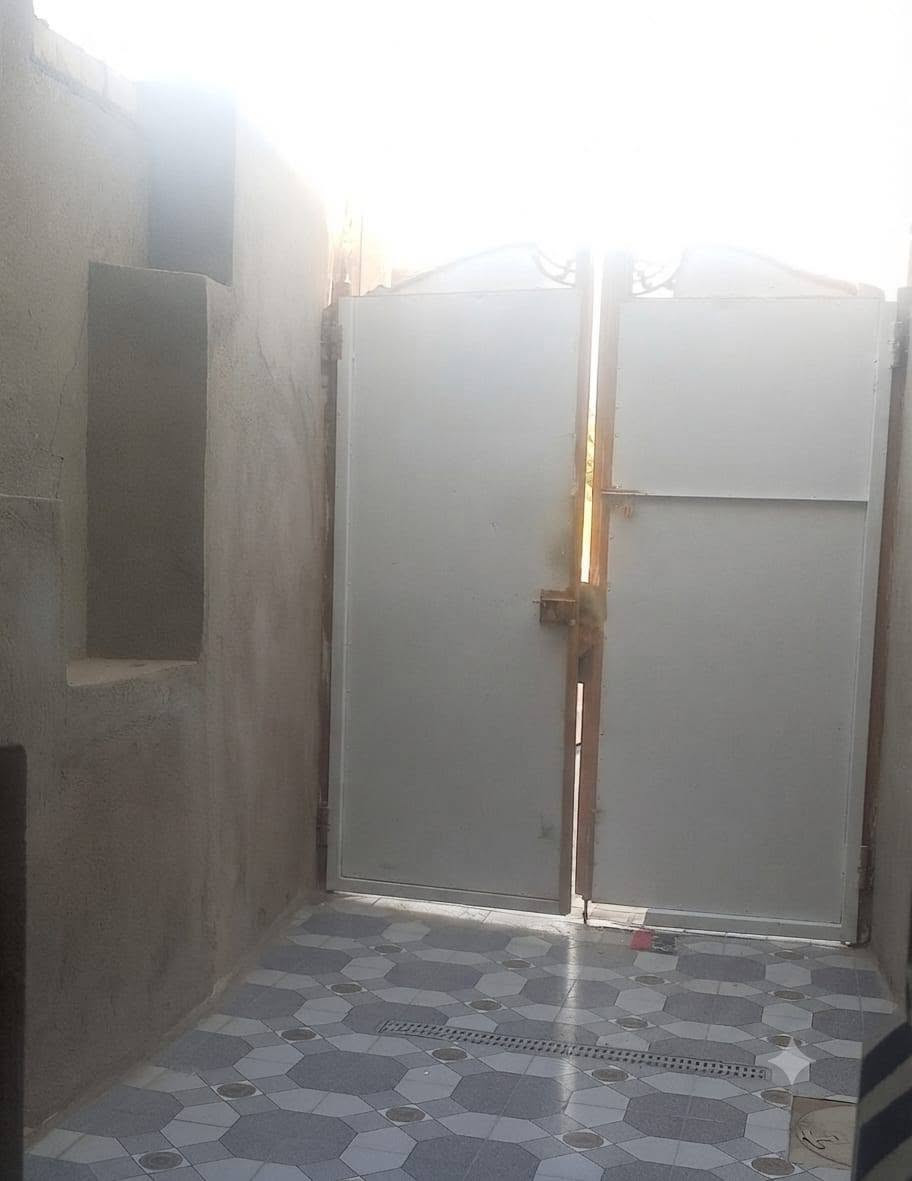 .بيت للبيع طابق واحدمع بيتونه وسطحين 120متر طابو زراعي مع حديقه خارجيه جانبيه وساحه امامية لوقوف السيارة شارع الزوراء فرع اسواق المصطفى الفرع الثالث على اليمين السعر 95مليون للاستفسار الخاص موجود او الاتصال  ***********
