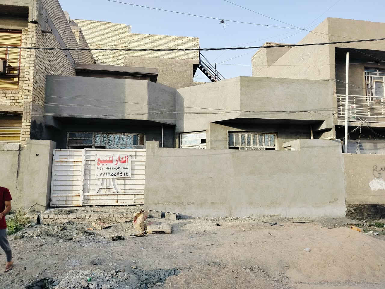 السلام عليكم بيت للبيع مساحه 100 متر مربع واجهه 10نزال 10 قريب شارع العام خلف مطعم حجي حسن استفسار ***********
