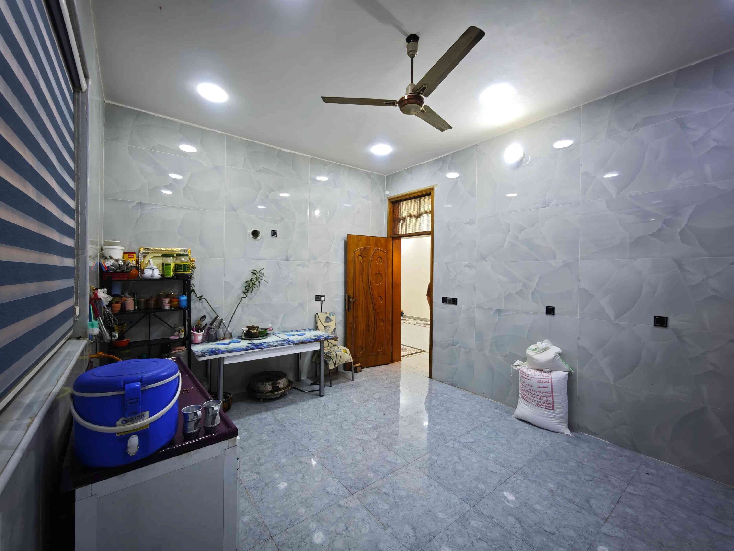🏠 دار للبيع على الشارع العام (فرصة استثمارية وسكنية ممتازة!) 🏠 📐 المساحة: 200 متر 🏗️ البناء: حديث (طابقين). 🏬 المميزات: يحتوي على محلين تجاريين. 📍 الموقع: ميسان - العماره  📌 المنطقة: حي الغدير. 🏥 العلامة الدالة: مقابل مستشفى الربو والحساسية. 🛣️ الشارع: شارع 50 التجاري. 📋 تفاصيل الطوابق: 🔹 الطابق الأول: 🛏️ غرفة نوم كبيرة. 🛋️ صالة واسعة. 🍳 مطبخ (حار / بارد). 🚪 استقبال. 🚿 صحيات داخلية. 🚗 طرمة كبيرة + صحيات خارجية. 🏪 محلات تجارية عدد (2). 🔹 الطابق الثاني: 🛏️ (3) غرف نوم كبيرة. 📞 للاستفسار والتواصل: 📱 الهاتف: *********** ☎️🤳 #عقارات  #قطع_اراضي  #عقار  #بيع_و_شراء_عقارات #الشعب_الصيني_ماله_حل😂😂 
