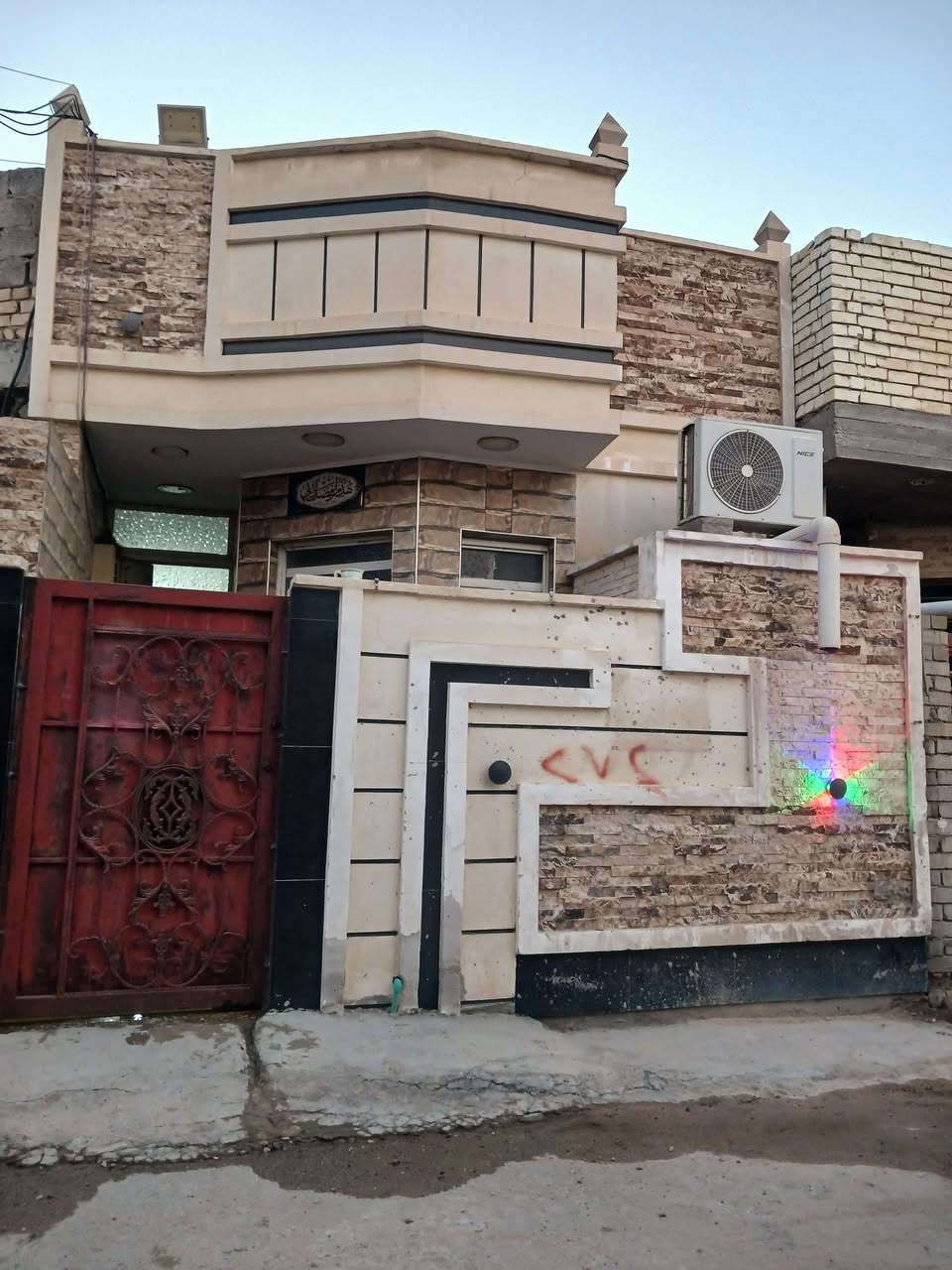 السلام عليكم بيت للبيع مساحته ٩٠ متر طابق واحد بناء طابوق طابو زراعي سند ٢٥ العنوان جسر ديالى الكرغوليه قرب اسواق المسعودي للاستفسار ***********
