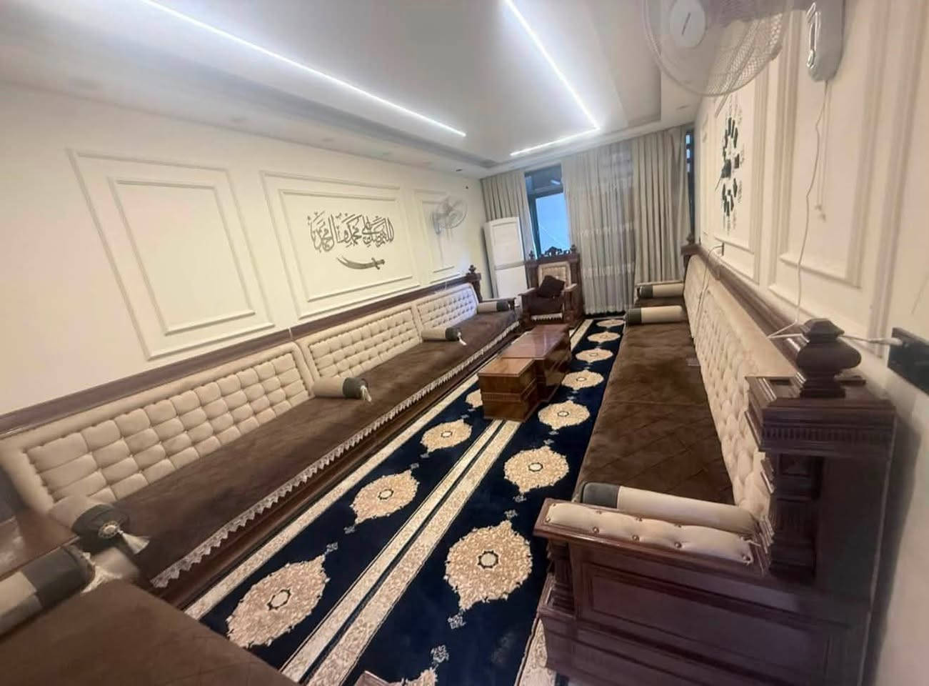 السلام عليكم للبيع في منطقه الشعب حي التجار بناء سنه 2025درجه اولى بناء مواصفات عاليه 3 طوابق يحتوي الطابق الاول على استقبال كبيره ومطبخ وصاله وغرفه نوم وخدمات والطابق الثاني 3 غرف نوم وخدمات والطابق ال3 غرفه نوم واحده وحوله وسطح كبير البيت موقعه حلو اول بيت بلفرع قريب عل شارع 
للاستفسار ***********
***********
واتساب
