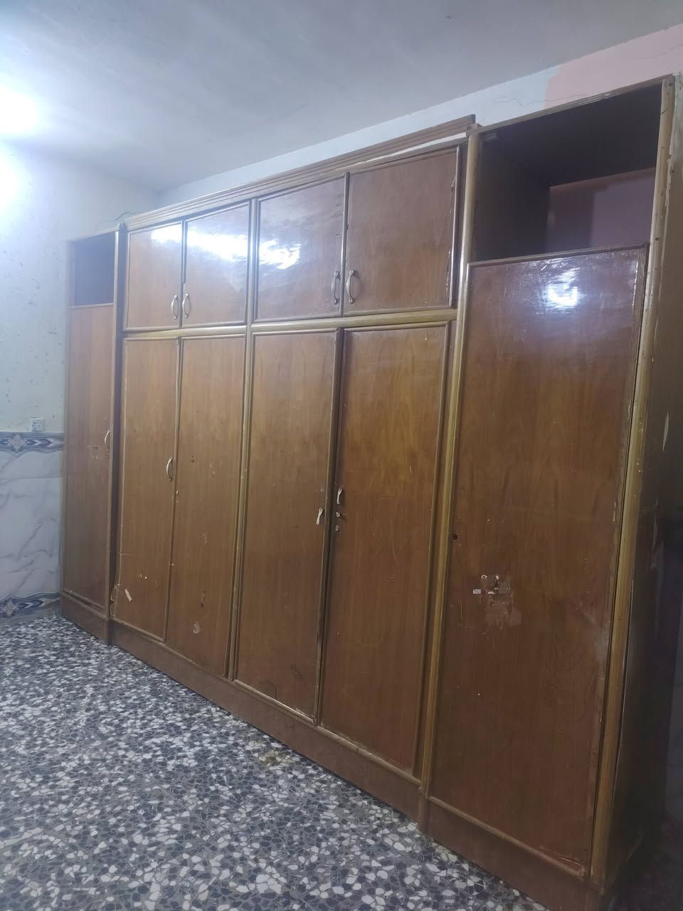 سلام عليكم عندي كناتير البيع بيهن اضرار خفيفه السعر 75العنوان بغداد مدينه الصدر الدسيم ***********
