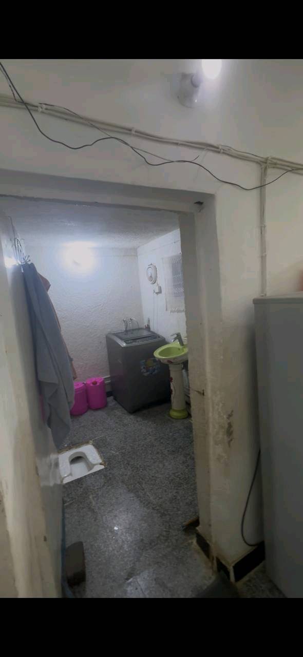 بيت للبيع طابو صرف مساحه 100 متر 5×20 طابق واحد سند بأسمي  مثل ما واضح بالصور يحتاج صبغ البيت سعره 110 مليون العنوان البياع شرطه الخامسه قرب اسواق اميره