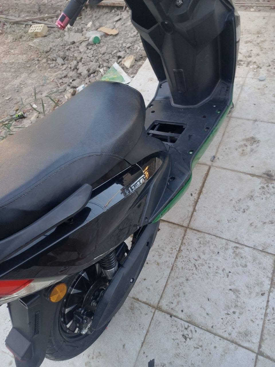 #للبيع 
دراجة شحن ماتركس 
ملف ٢٠٠٠ واط نحاس 100%
بطاريات ٦ كبار دبل 
ويل خلفي حجم ١٢ يعني اطار ٩٠.٩٠
ويل أمامي ١٠ أطار ١٠ .٣٥٠ اكبر قياس 
سرعة الحقيقة ٨٤ 
(الشاشة تقرة تسعينات)
كهربائيات  كلها شغاله 
أشير لايت عالي ناصي 
رجوع للخلف R
نضام ٣ سرع 
مساحة تغزين بال صندوق 
#النقوصات: لاستيكة مربعة صغيرة اسفل القدم موجودة ب باب طويريج سعرها ٦ الف ودكمة الهورن واكعة 
#الأعطال: عطل عقل فقط الباقي مكفول سعرة ٥٠ إلى ٥٥ حسب المكان 
بطاريات نص عمر  يعني يقرأ ١٠ ونص  بالحمل 
#السعر ٣٦٥ الف وبيها مجال 
#عنواني كربلاء عكد بني تميم 
رقم ***********
