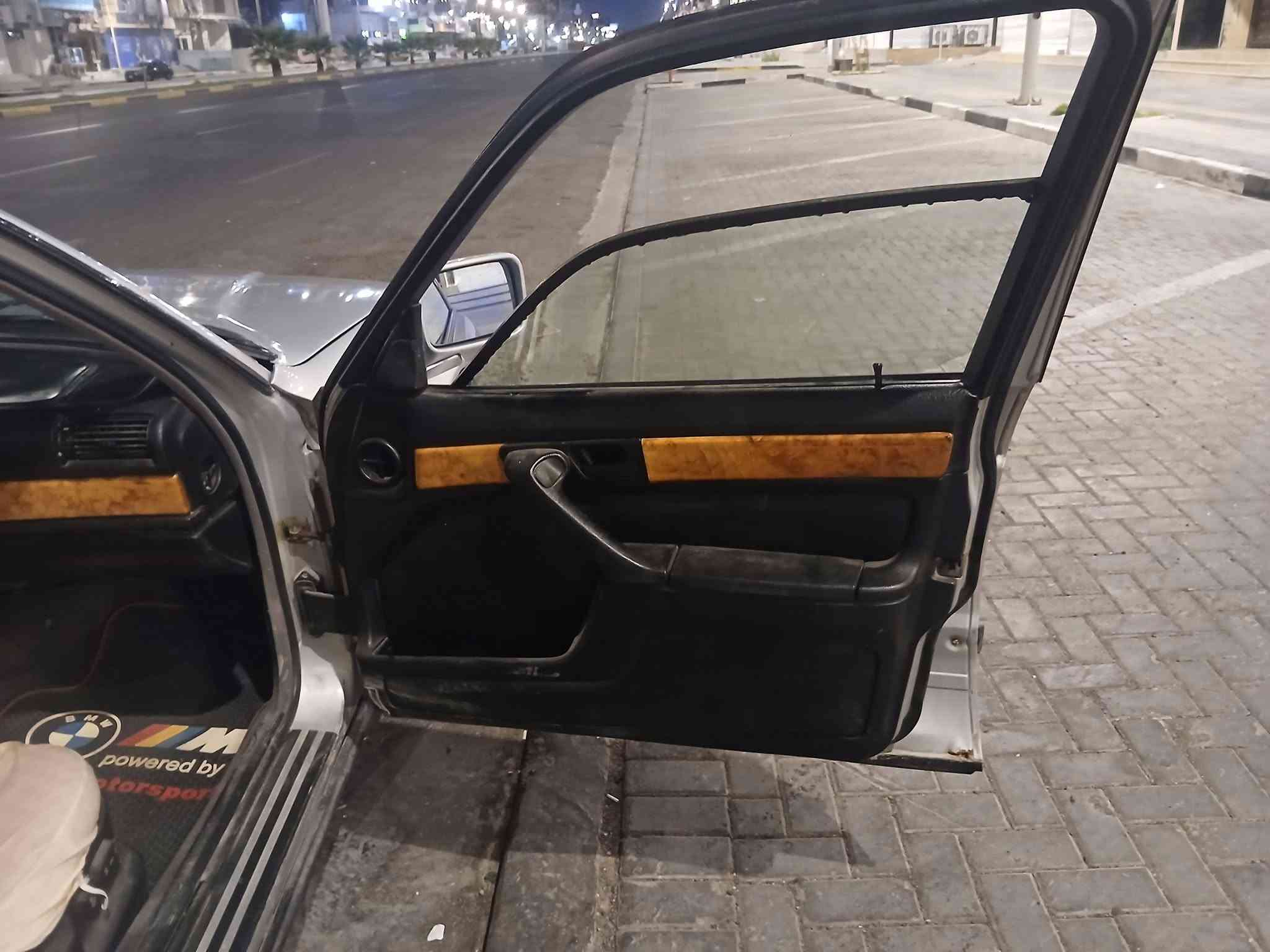 السلام عليكم
BMW E32 1991 730
محرك ٧٣٥ مفتوح ٦ سلندر بحاله جيده 
كير تمام 
صبغ عام جماليه بدون ضربه قويه 
تخم تاير جديد 
باتري جديد 
غرفه جلد اسود جديده لاشك ولا شي
بطاين بيبان جدد 
حداده ٨٥% 
تبريد شغال 
دبل جام 
دبل جكمجه
دبل ايرباك 
السياره مال جناي 
رقم بغداد الجديد سنويه منتهيه
شرط التحويل 
يحتاج الها ملاحضات بسيطه بسبب عدم التفرغ 
سعرها ٤٨ وبيها مجال قليل او المراوس بتكسي 
مكاني البصره 
*********** 
*********** 
متواجد واتساب
