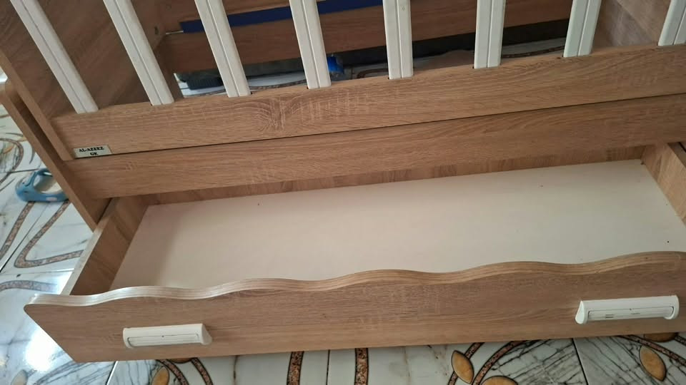 سرير طفل جديد اخذته قبل شهرين رايده بسعر ( 75 ) الف 
للاتصال و واتساب ***********
