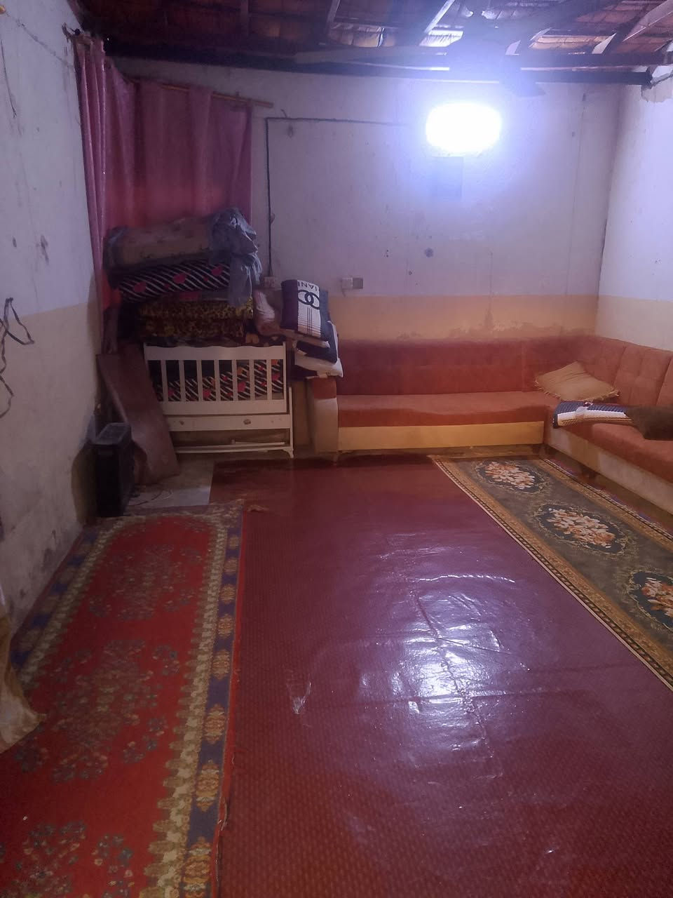 سلام عليكم البيع بيت ركن مكانه نهايت حي عرار يحتوي على غرفه ومطبخ وهول مساحته 200متر تبليط كدامه وبي محل حديقه جبيره سعر 13وبي مجال رقم ***********لاستفسار
