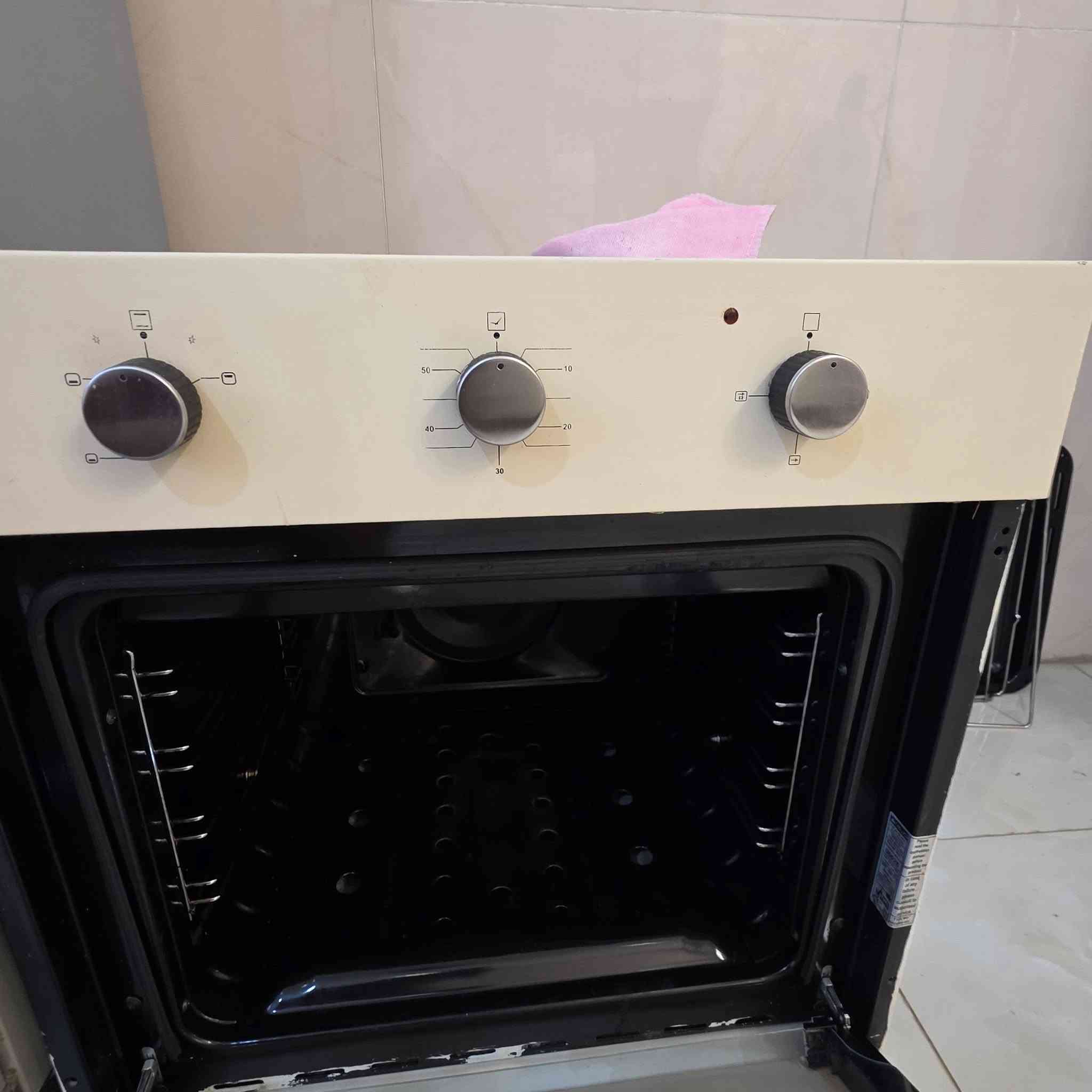 ثلاجه نضيفه ارتفاعها ١٨ قدم نضيفه ماركه تركيا 
السعر المطلوب ٣٠٠ 
مع فرن غازي نضيف جدا  ماركه النوال سعره ٢٠٠ 

واتس اب ***********
