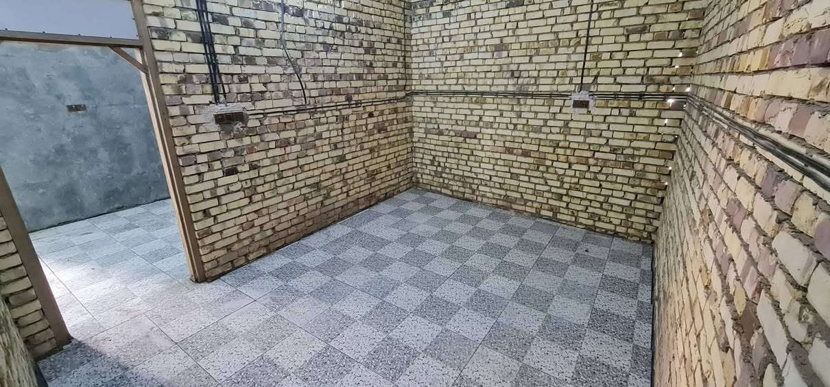 مقابيل حي الشرطه الجديد بناء حديث٠/ 2024 / مساحت البيت /250/ متر ثالث بيت عن الركن فرع بيت عويد المصاليخ البيت يتكون من غرفتين وصاله ومكعد مطبخ ديوانيه وحوش كبير يتسع ليسيارتين للتصال او الاستفسار/
*********** / ***********
