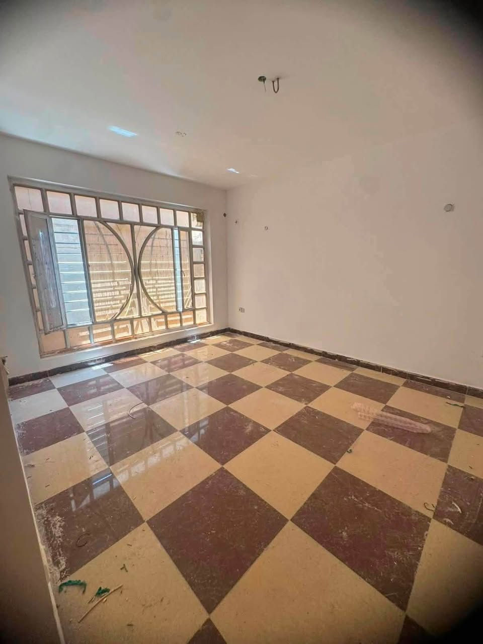 #للايجار في السيدية
🔴

📍 الموقع: السيدية – منطقة الكهرباء، شارع الضباط

📐 المساحة: 150 متر

🏡 مواصفات العقار:

🔹 مدخلين

🔹 4 غرف نوم

🔹 صالة

🔹 مطبخ

🔹 خدمات

بدل الايجار الشهري : مليون ونص 

"

📞 ***********
