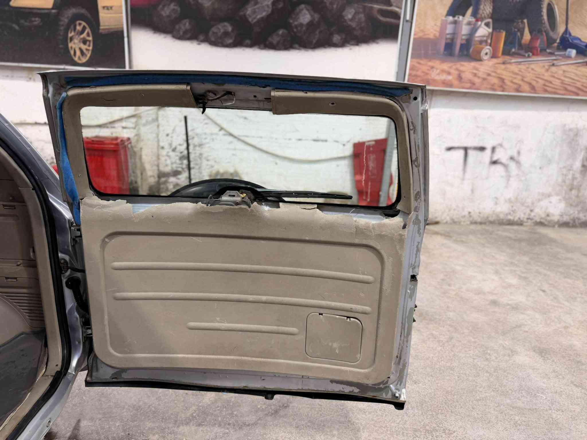 السلام عليكم سيارة شيري تيكو موديل ٢٠١١ فول مواصفات فتحه سقف تدفئه كشنات ستنر لك جهاز إنذار السيارة خير من الله محرك مجفت جديد مشط استيرن مال كصة السيارة خير من الله وتبريد ثلج ❄️ كير ميكانيك المرغوب السيارة ما ناقصها اي  فقط دوشمة الصدر الأمامي جديد زوج تايرات امامي جديد خلفي نظافة ٨٥٪؜ للاستفسار الاتصال على الرقم *********** العنوان بغداد ابو غريب السعر ٤٥ ورقة وبيها مجال
