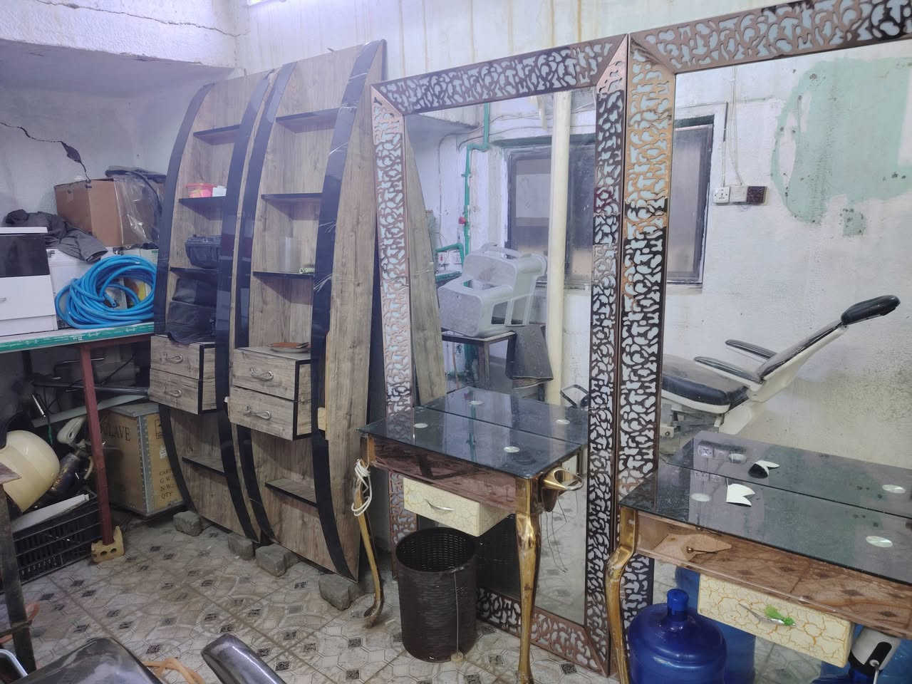 سلام عليكم 
للبيع:
كراسي عدد 2
مرايه عدد 2
رفوف عدد 2 
السعر650 راسلني خاص وتدلل رقمي ***********
مكاني بغداد العطيفيه
