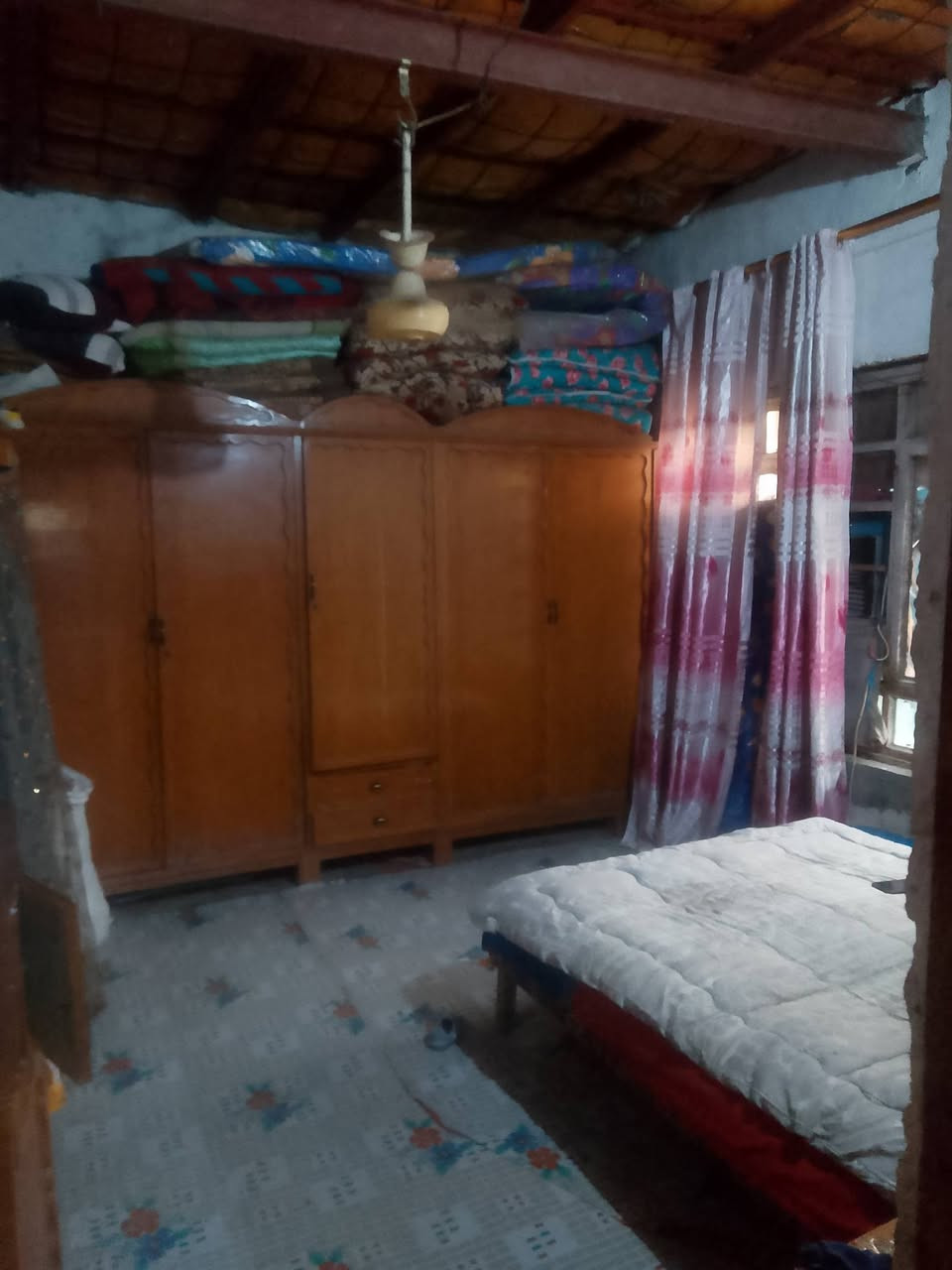 سلام عليكم البيع بيت ركن مكانه نهايت حي عرار يحتوي على غرفه ومطبخ وهول مساحته 200متر تبليط كدامه وبي محل حديقه جبيره سعر 13وبي مجال رقم ***********لاستفسار
