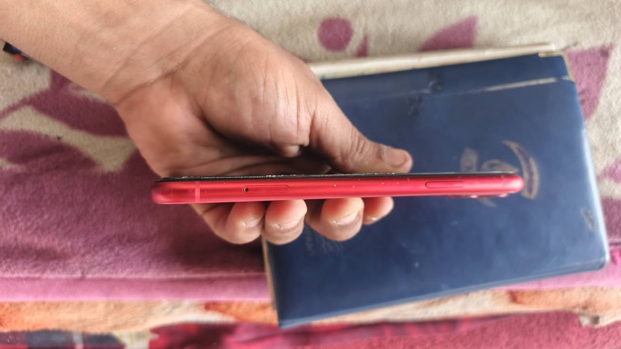 للبيع ايفون 11عادي 
اللون: احمر 
الحاله: فيس تايم واكف ما يشتغل بس رمز   اصليه 
حالة الجهاز:شد شركة 100% غير مفتوح اطلاقا ولا متبدله منه اي قطعه
الشاشه وكل شيء في الجهاز:اصلية وكاله ونظيفه جدا 100% بدون اي كسر او شطب او خطوط
وكذلك البودي والظهر نظيف جدا وخالي من الضربات او الشخوط نسبة البطارية 88اصلية وكاله 
ملاحظه:الجهاز بقمة النظافه وكل القطع اصلية كامله ومطلوبه جدا(شاشه ،كامرات؛بودي،، بطارية)
السعر250 قابل للتفاوض البسيط جدا للجاد مراسله علئ الواتساب
الرقم *********** 
مكان بصره
