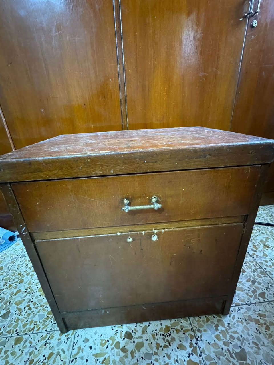 السلام عليكم مكلف بالنشر 
غرفة نوم صاج للبيع كامله +سرير ابو النفر عدد 2+لوحات جداريه للتواصل على الرقم ‭***********‬متوفر واتس اب فقط
