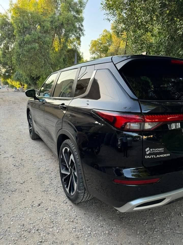 سلام عليكم
متسيوبيشي اوتلاندر 
Mitsubishi Outlander
موديل: 2022
• الفئة: SE
• المحرك: 2.5 لتر 4 سلندر
• القوة: 181 حصان
• الدفع: رباعي
• عدد المقاعد: 7 ركاب
• شاشة وسطية + Apple CarPlay + Android Auto
• كاميرات محيطية وحساسات أمامية وخلفية
• رادار + Lane Assist + Blind Spot
• تشغيل بصمة ودخول ذكي
• تبريد ممتاز + مقاعد مريحة وتسخين للمقاعد
• إضاءة LED كاملة
• السيارة استخدام مرتب
• ممشى السيارة 83 الف كيلو 
• الدواخل مطعمة بكاربون فايبر بلاد شركة 
السيارة فول مواصفات ماعدى الفتحة 
السيارة جاهزة وكاملة مناقصه اي شي استخدام شخصي اضافة السيارة مرقمة واسط ومتواجدة بالكوت 
• الحادث بدون صبغ بدون تبديل بدون معجون فقط بارد شبر بحافة البنيد 
السعر 178 وبيه مجال
• للاتصال او واتساب ***********
