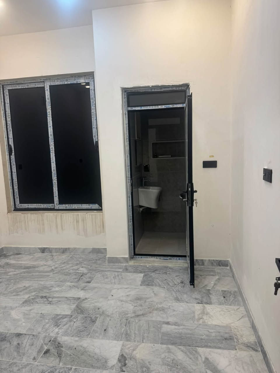 🏠 للإيجار في السيدية
بيت مساحة 50 متر – زيرو ✨

📍 مربع شاكر عبود

يتكون من:

🔹 3 غرف نوم

🔹 سويتات

🔹 تشطيب جديد وجاهز للسكن

📞 للاستفسار: ***********

ارام للاستثمار والتطوير العقاري
