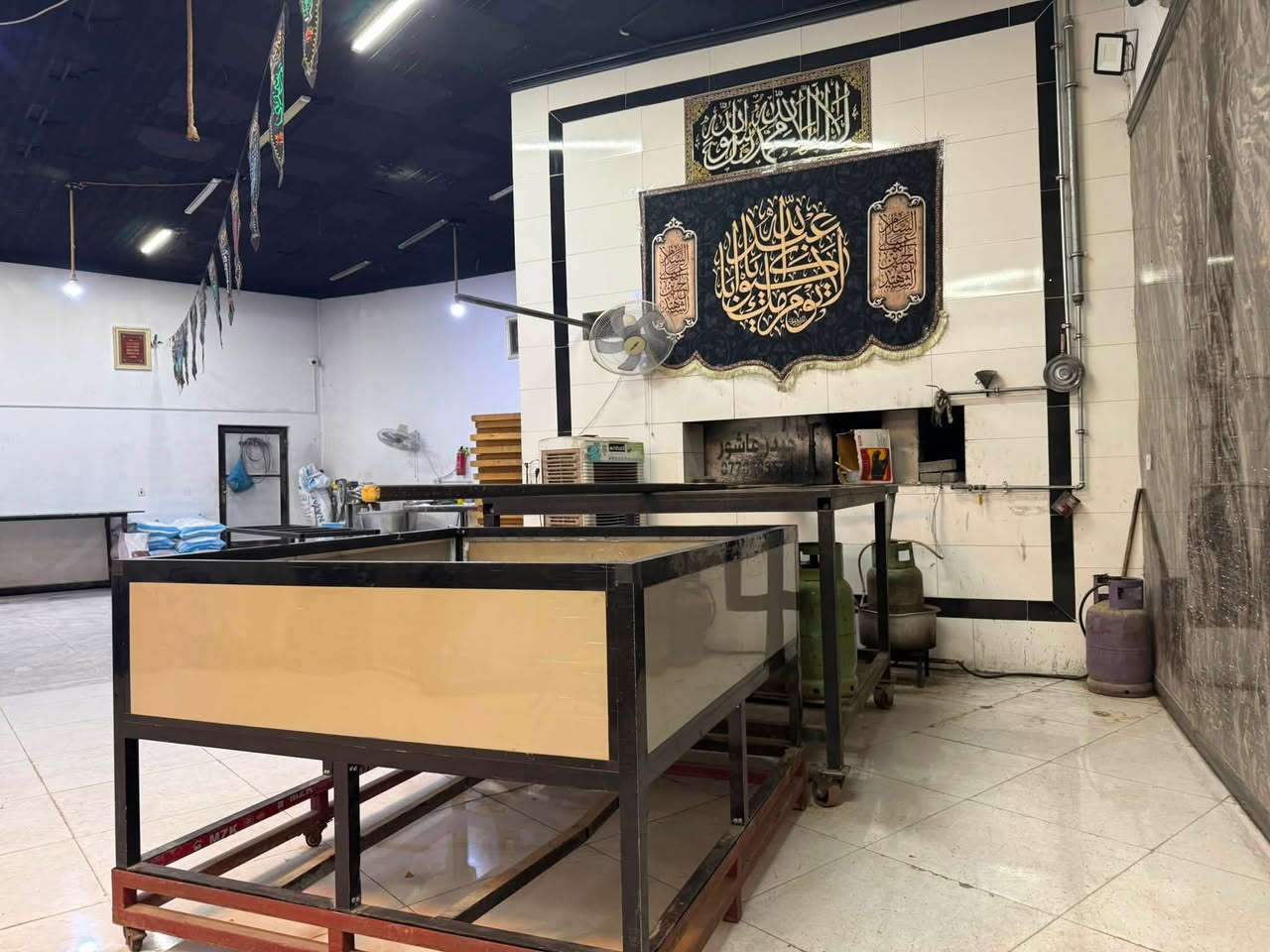 السلام عليكم للبيع فرن صمون حجري في النجف حي النداء داخل مجمع السلطان الفرن خير من الله ما عايزه شي الاستفسار على هذا الرقم ***********
