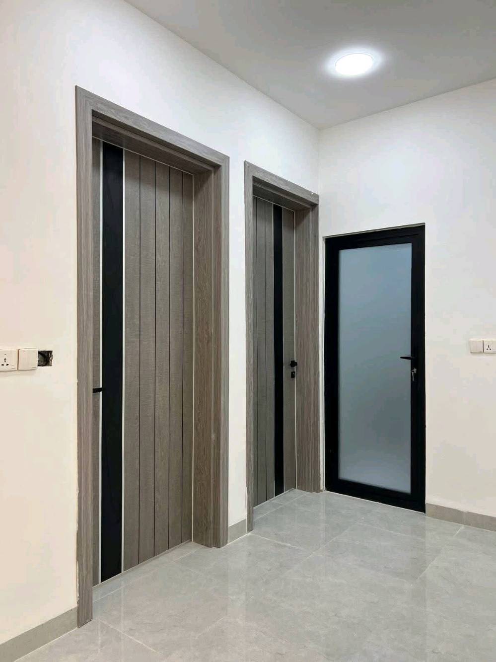 ​🔥 دار للبيع بتصميم حديث وموقع استثماري في حي الجهاد 🔥
​تطلّع لسكن الراحة والأناقة في منطقة الأساتذة القريبة من أربع شوارع – موقع متميز بالقرب من كافة الخدمات الأساسية!
​📐 المواصفات والمساحة
​المساحة: 125 م² (واجهة 6.25 م × نزال 20 م)
​الواجهة: بورسلين إسباني فاخر يعكس الفخامة والجودة.
​🏛️ تفاصيل البناء (3 طوابق كاملة)
​الطابق الأول:
​كراج سيارة + صالة استقبال فاخرة.
​مطبخ + مطبخ حار (Hot Kitchen).
​هول داخلي واسع مزود بـ شلال داخلي يضفي لمسة جمالية ساحرة.
​غرفة نوم + صحيات + مناور خلفية للإضاءة والتهوية الطبيعية.
​الطابق الثاني:
​3 غرف نوم واسعة وتصميم مريح.
​2 صحيات مفصولة.
​الطابق الثالث:
​غرفة نوم كبيرة جداً.
​مطبخ متكامل + صحيات + سطح أمامي.
​📲 للمعاينة والاستفسار:
يرجى التواصل مباشرة على الرقم: ***********