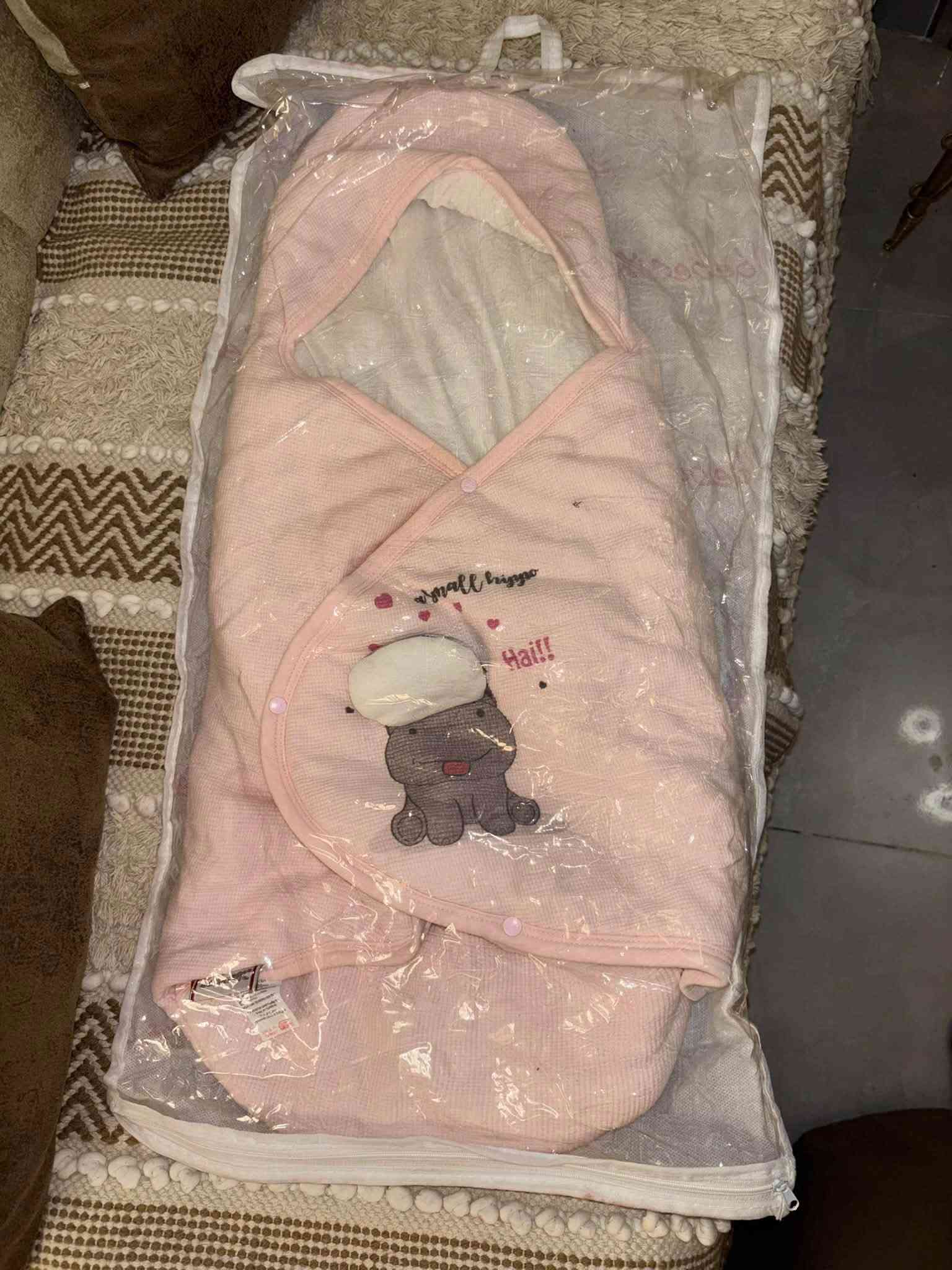 صوبه3 وجوه كهربائيه 25 الف
جهاز شمع نضيف 10
مباخر كهربائيه ب10 والفحم 5
فرشات بهويمي الاصلي جدد مامستعملات ابد قياس 7*4 ماخذه 200 رايده 125 
فرشه بوهيمي جديده الاصلي قياس 4 ونص * 3 ونص ماخذه 125 رايده 75 الف
بورنص اطفال حديث ولاده جديد10 
فرشة جربايه مستعمل مره وحده عل 25 والله ماخذ الوحده 75 
ناصريه مركز ***********

نص مكتوب في الصور:
- 4 X 4