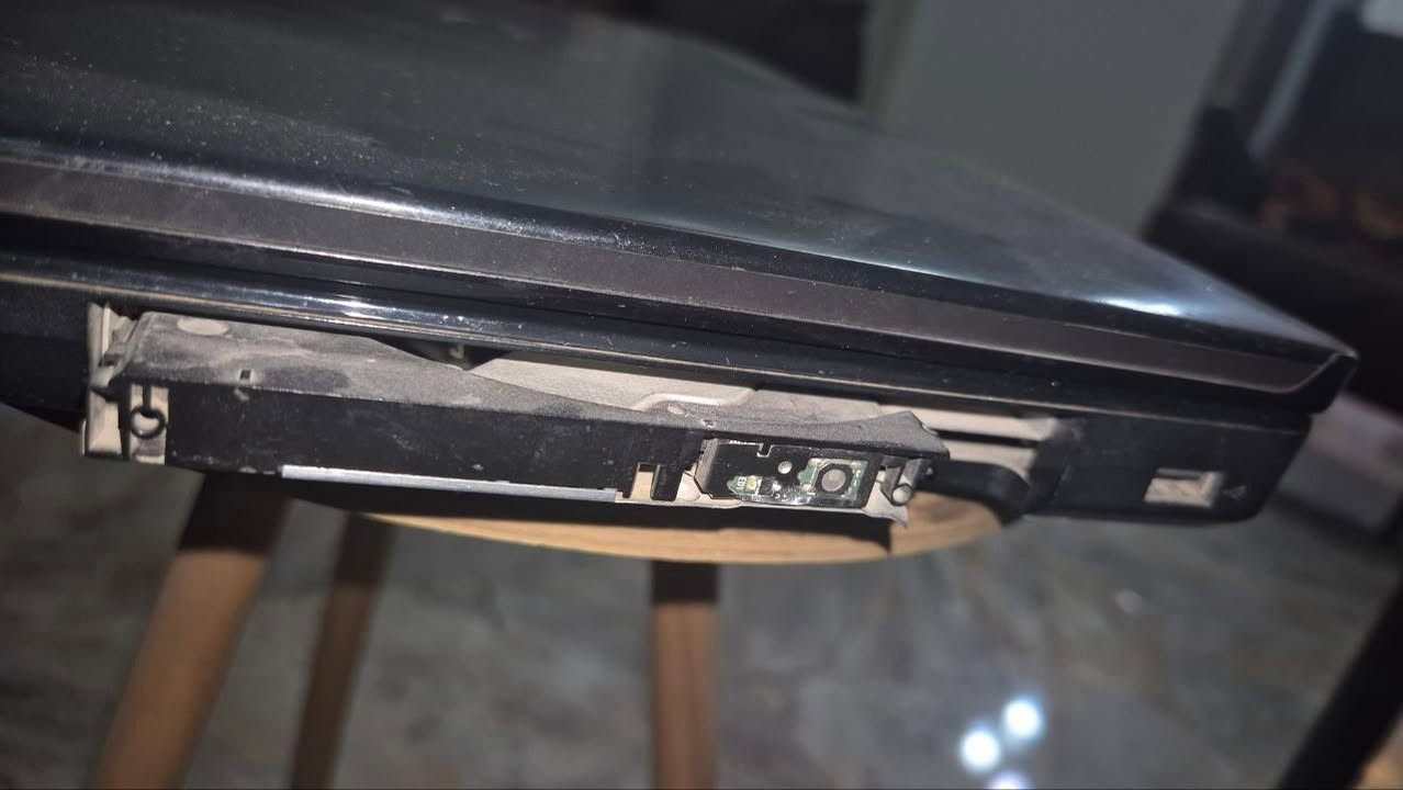 لابتوب Dell قديم للبيع – 25 ألف دينار

• الرام: 2GB
• المعالج: Intel Core 2 Duo
• الهارد: 320GB
• النظام: Windows 7
• مناسب للتصفح وبرامج Office 2010 والاستخدامات الخفيفة
• يأتي مع الشاحن

الملاحظات:
البطارية لا تعمل، وإذا ينفصل الشاحن ينطفئ الجهاز.
الكيبورد أحياناً يعلّك، ويحتاج تنظيف أو تبديل حسب الفحص.

💰 السعر: 25,000 دينار
📍 المكان: بغداد – شقق حي السلام (صدام سابقاً)
📞 للتواصل: ***********
❌ لا يوجد توصيل
