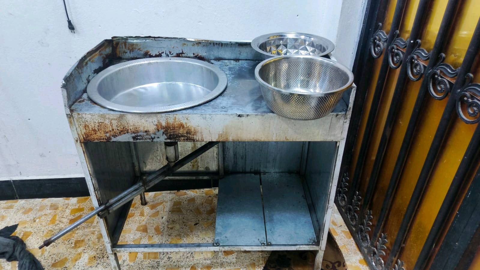  
ميز فلافل كامل مع طشت ومصفي وطاسه وقالب وعفريت ومنضم غاز نضيف وشوايه همبركر كامله نضيفات وهاذ سواد دهن بالغسل يطيح