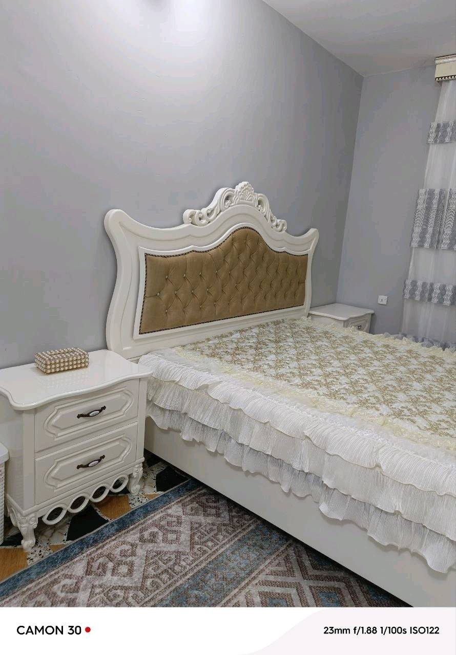غرفه خشاب عراقي بتصميم تركي نظيفه جدا مثل ما موضح بالصوره استخدام سنه واحده بسعر 2ونص مليون دينار عراقي وبيه مجال قليل 
رقم الهاتف ***********
وين موقع الغرفة بالضبط؟ حتى أضيفه بالإعلان للناس اللي تريد تشوفها أو تستلمها حضوري.: 
بابل السده حي النصر 
شنو المقاسات تقريباً؟ خصوصاً السرير، الدولاب، والتسريحة حتى يعرفون إذا تناسب غرفهم.: 
تناسب قياس غرفه 5×4 
الغرفة بيها أي خدوش أو ملاحظات ولو بسيطة؟ إذا أكو، شنو هي بالضبط؟: 
نظيفه جدا خاليه من اي خدوش والصور من نفس يوم النشر 
السعر ثابت لو بيه مجال بسيط للمساومة؟: 
السعر  وبيه مجال 2.500.000
تريد أضيف هل التوصيل متوفر لو الاستلام من المكان فقط؟: 
الاستلام من المكان فقط 
