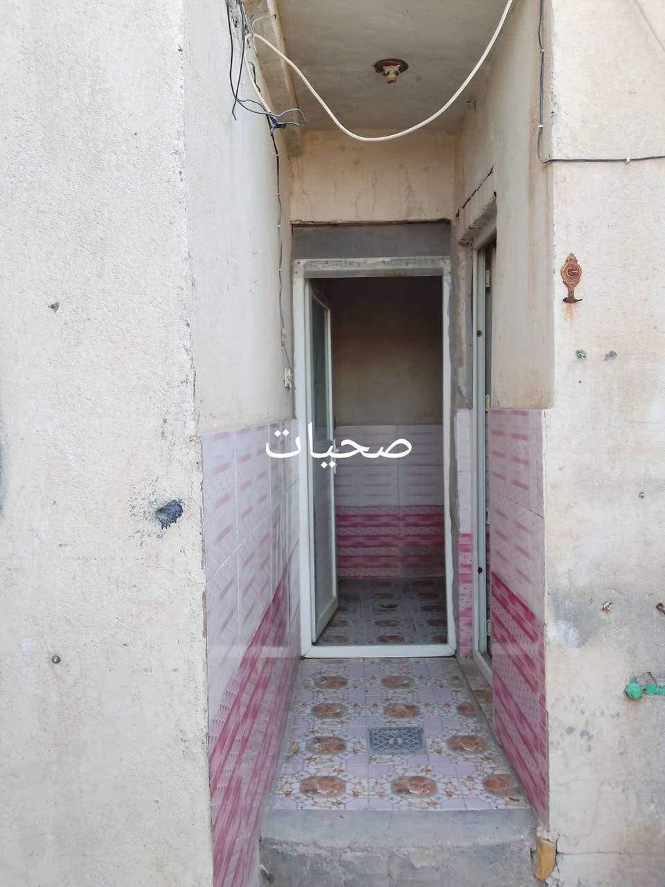 بيت للبيع عند البعضم180متر بلوك كهربائي والبيت كلش نضيف بي غرفتين كبار ومطبخ وصاله كبيره طارمه ديوانيه بس بتلو ومنور جبير +فضله  بين جسرين وره سكة القطار قريب ع تبليط خدمات كامله السعركلش مناسب ب28 وبي مجال  مكلفه بل نشر ‏‪***********‬‏
