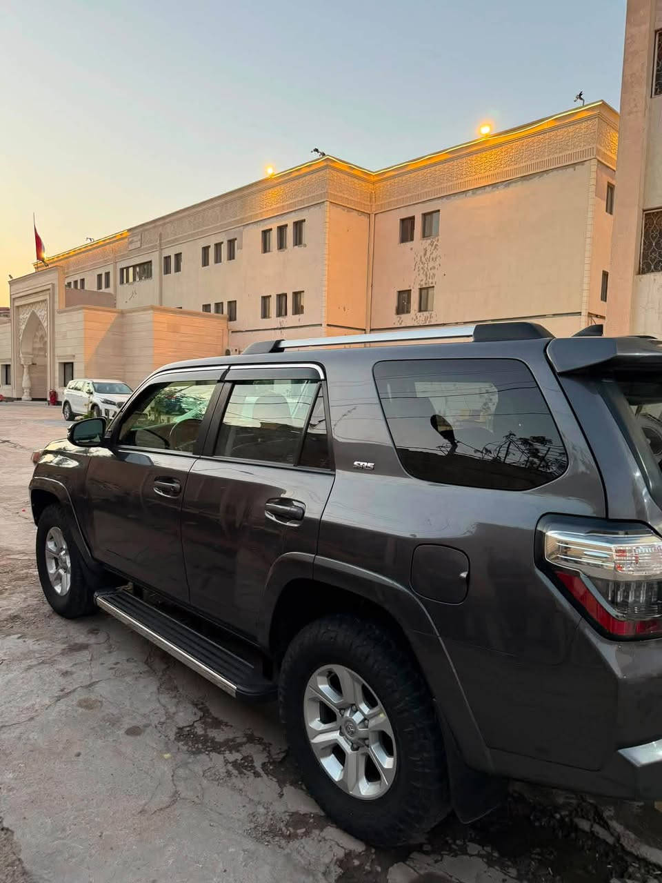 السلام عليكم للبيع Toyota4runner
Sr5 premium xe
2023
رقم بغداد ماشية 37 الف ميل 
فول مواصفات فور ويل 
5 راكب 
السعر 26 الف دولار 
وبيها مجال للشراي 
***********
مكاني بغداد الكاظمية

نص مكتوب في الصور:
- PLC Auction JTENU5J5R5P6208480 Toyota 4 Runner 2023 الولايات المتحدة - ... قد تكون الصور محمية بموجب حقوق النشر. مزيد من المعلومات مشاركة PLC Auction PLC Auction JTENU5JR5P6Q عع
