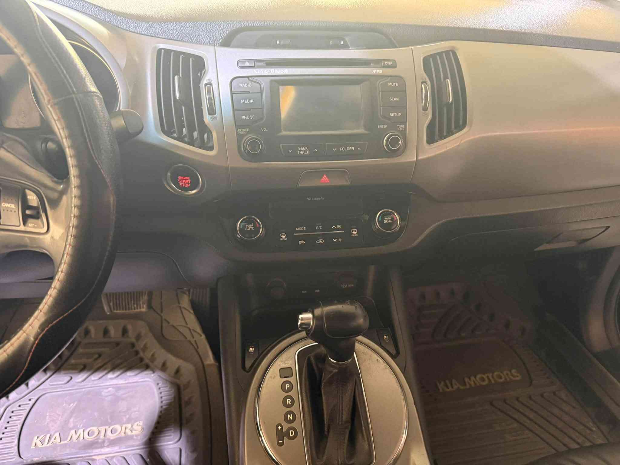 سبورتج ٢٠١٤ vip 
بصمه
بانوراما كراسي جلد
كراسي كهرباء
كراسي تدفئه تبريد
شاشه مع كامره خلفيه 
دشبول سورنتو
زنون
ويل ١٨
تبريد شاشه
مرايا جانبيه تطوى كهربائي
عداد المشي ١٢٢ الف كيلو متر
برده خلفيه
فور ويل داريف 
مكينه ٢٠٠٠
باب وره الصدر صبغ فقط
السعر : 15000$ يعني ( دفتر و 50 ورقة  ) 
العنوان : بغداد السيدية 
للاتصال على رقم صاحب السيارة : ***********
