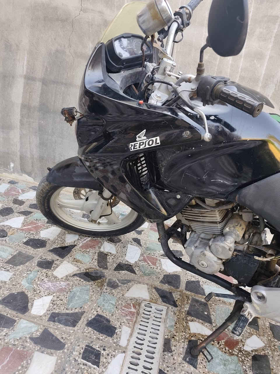 هوندا فاراديرو  Honda Varadero )محرك ٢٥٠ شغالة وتمشي بس بيها نواقص بسيطة لان جانت متروكة حاليا تشتغل وتخربط بسبب الكابريتر مكاني بغداد بوب الشام سعر ٩٥٠ وبيها مجال الدراجة بدون اوراق مكفولة
