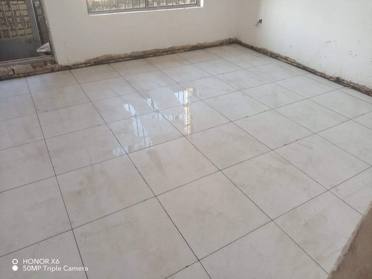 سلام عليكم خلفه تطبيك راضيات بورسلين *********** متفرغ حالين شتغل على يومي على المتر مكاني سبع البور البصام

نص مكتوب في الصور:
- HONOR X6
- 50MP Triple Camera
- O HONOR X6