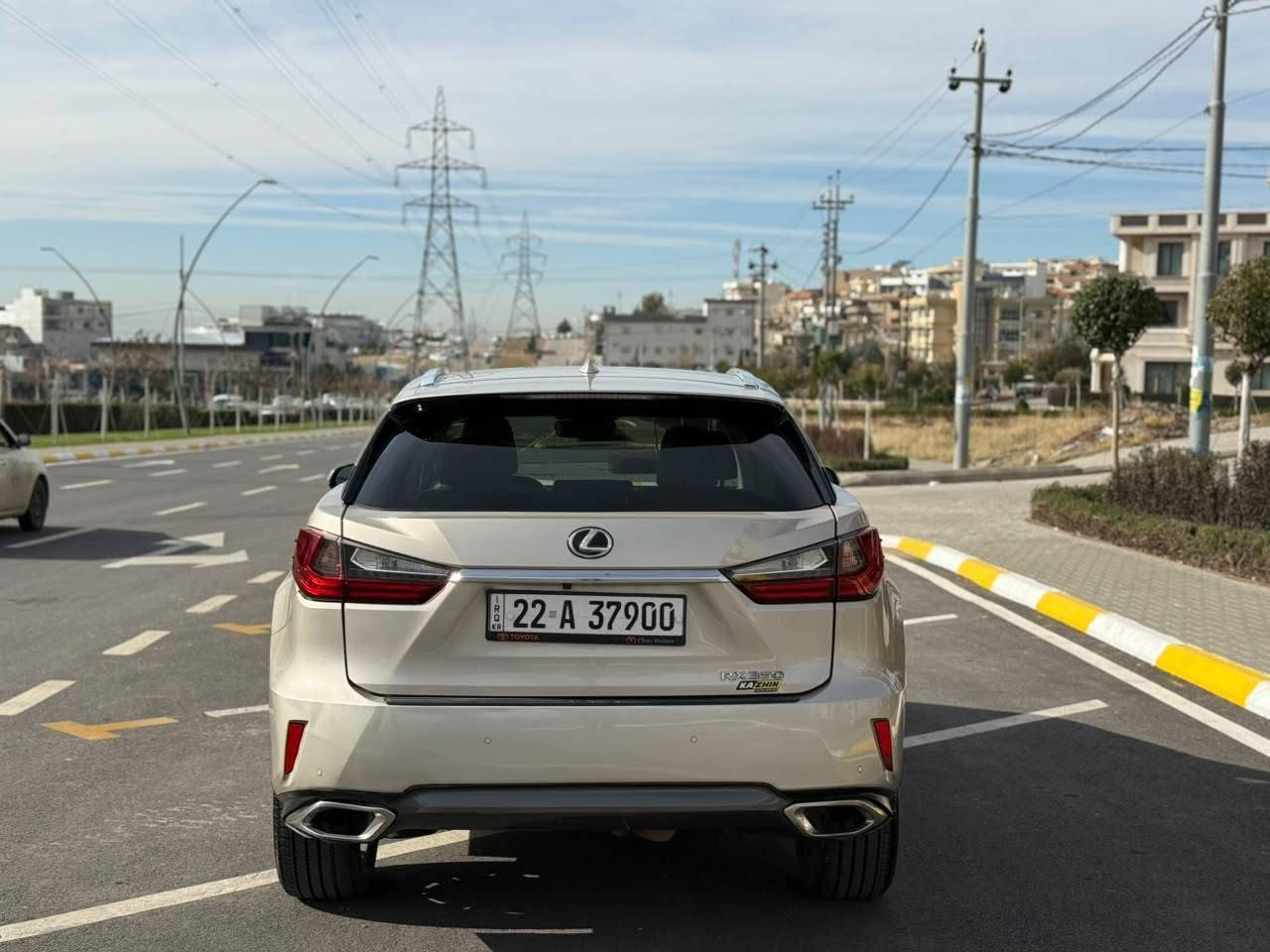لێگزس RX 350 مۆدێل 2016 
فوول مواسەفات کەنەدی مەکینە V6 3.5L
١٣٥ هەزار کیلۆمەتر ڕۆشتووە گێڕ ومەکینە بە شەرت
ڕاداری ئاوێنە - ئۆتۆ ستۆپ - حەساس پێش و دوا - سڵاید - کوشنی سایەق و سەکن کارەبای سارد و گەرم و جڵد و ناوی قاوەی و سوکان و دەرگاکان ساجی ئەسڵی - لایت ئۆتۆ - شاشە و کامێرا - دەرگای دواوە شەفت - ماوسی شاشە - مۆدی سپۆرت و ئیکۆنۆمی هەر ٤ جام ئۆتۆ - سەماعە مارک لیڤیسن
ڕەقەمی هەولێرە و لە سلێمانیە
دوو پارچەی بۆیاخە بێ سارد ئێرباگ بەس شان تەقیوە
سەیارەکە زۆر پاک و جوانە ماڵی دۆستە 
سعر..217 کەمێك مەجال
شوێن..سلێمانی
تلفون***********
واتس اپ *********** السليمانية, العراق
