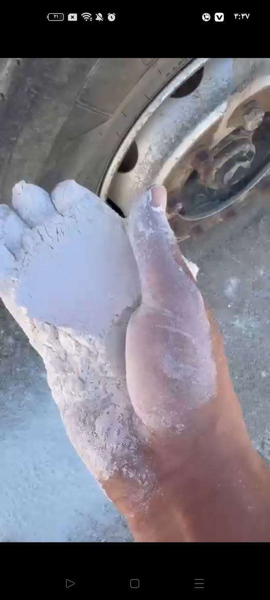 اهذا حجر جيري ماده؟الكاربونات الكالسيوم الشركة نفط 👉

اصحاب الشركات النفطيه یوجد لدينا مواد اوليه في عمل ابار 

النفط والحفر مكان السليمانيه ارخص السعر بل عراق 

👈*********** واتس *********** 👉

 مادة كربونات الكالسيوم (Calcium Carbonate - \(\text{CaCO}_{3}\)) المستخرجة من الحجر الجيري واحدة من أهم المواد الكيميائية الأساسية واليومية المستخدمة في قطاع حفر آبار النفط والغاز.تُطحن هذه الصخور إلى مساحيق ناعمة بأحجام حبيبات مختلفة (ميكرونية) لتؤدي وظائف بالغة الأهمية أثناء عمليات الحفر، وتتلخص طبيعة عملها في النقاط التالية:⚙️ وظائف كربونات الكالسيوم في حفر آبار النفطالتحكم في فقدان السوائل وعامل تجسير (Bridging Agent): أثناء حفر البئر، تمنع هذه المادة سوائل وطين الحفر من التسرب والدخول إلى الطبقات الصخرية النفاذة والمكمن النفطي. تقوم الحبيبات بسد المسامات الدقيقة وتشكيل جدار حماية رقيق يعزل تجويف البئر.زيادة كثافة وزن طين الحفر (Weighting Agent): تُضاف البودرة بتركيزات معينة لرفع كفاءة ووزن سائل الحفر. يساعد هذا الوزن الثقيل في خلق ضغط هيدروستاتيكي يتعادل مع ضغط الغازات والنفط في أعماق الأرض، مما يمنع حدوث أي اندفاعات مفاجئة للآبار.مادة حشو في عمليات سمنتة الآبار (Well Cementing): تُخلط مع الإسمنت المخصص لتبطين الآبار لتحسين مرونته وقوته، ولضمان ثبات أنابيب الحفر الفولاذية في مكانها.منع فقدان الدورة الدموية (Lost Circulation Control): تُستخدم الأحجام الخشنة والمتوسطة من كربونات الكالسيوم كعلاج فوري لسد الشقوق الكبيرة التي قد تبتلع طين الحفر فجأة.سهولة الإزالة بالحمض (Acid Solubility): الميزة الكبرى لهذه المادة مقارنة بالمواد الأخرى (مثل البارايت) هي أنها قابلة للذوبان بالكامل في الأحماض الكيميائية. عندما تنتهي عمليات الحفر ويحين وقت إنتاج النفط، يقوم المهندسون بضخ كميات من الحمض لتذويب كربونات الكالسيوم وفتح المسامات المسدودة ليتدفق النفط بسلاسة ودون عوائق.إذا كنت ترغب في التوسع، يرجى تزويدي ببعض التفاصيل:هل تود معرفة الفرق بين استخدام كربونات الكالسيوم ومادة البارايت في طين الحفر؟هل تبحث عن المواصفات القياسية وحجم الحبيبات المطلوبة في حقول النفط؟هل ترغب في معرفة المزيد عن الموردين المعتمدين لهذه الخامات داخل المملكة؟Treeqكربونات الكالسيوم في طين الحفر وأنواع مختلفة من الشكل - Treeqكربونات الكالسيوم في الحفر. يتم استخدام كربونات الكالسيوم كعامل تجسير و / أو مادة ترجيح في قاعدة النفط وسوائل حفر القاعدة المائية ، والعمل فوق السوائل ، وسوائل ...Treeqالجيرستون مادة طبيعية وأغنى مادة تستخدم في سوائل الحفر والبناءيعلق القطع في حفرة البئر ويتحكم في الضغط لمنع أي موقف خطير. نظرًا لوجود خصائص مثبتة ، فإنه يعمل على تثبيت الصخور المكشوفة وكذلك حفر الآبار. إنه أيضًا طوق..ويكيبيدياحجر جيري - ويكيبيدياكما توجد منه أنواع تسمى «كلاستيك» بمعنى أنها مكونة من خليط من أحجار أخرى صغيرة متماسكة. نوع من أنواع الحجر الكلسي. تجدوى مصنع كربونات الكالسيوم بالسعودية من شركة مشروعنا٢٠‏/١٢‏/٢٠٢٥ — وصف المشروع في دراسة جدوى مصنع كربونات الكالسيوم. يعتبر هذا المشروع بمثابة القلب النابض للصناعات التحويلية، حيث نوضح لك طبيعته في دراسة جدوى مصنع كربونات الكالس...
